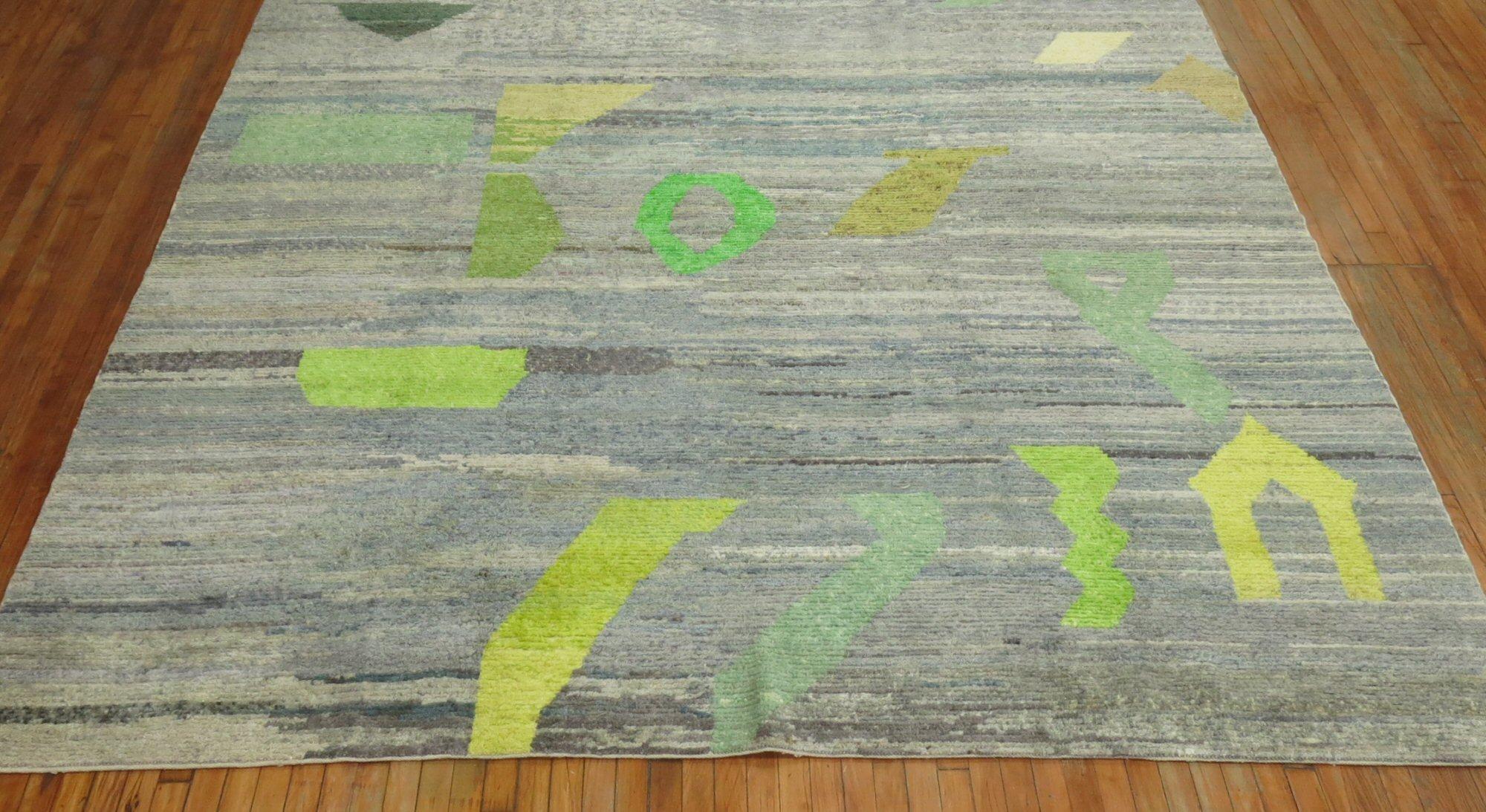 Tapis turc contemporain coloré de grande taille, tissé à la main avec de la laine utilisée dans les tapis turcs Tulu shag du 20e siècle. Le tapis se compose d'un motif abstrait sans bordure sur un champ strié bleu-gris.

Mesures : 9'10'' x 14'11''.