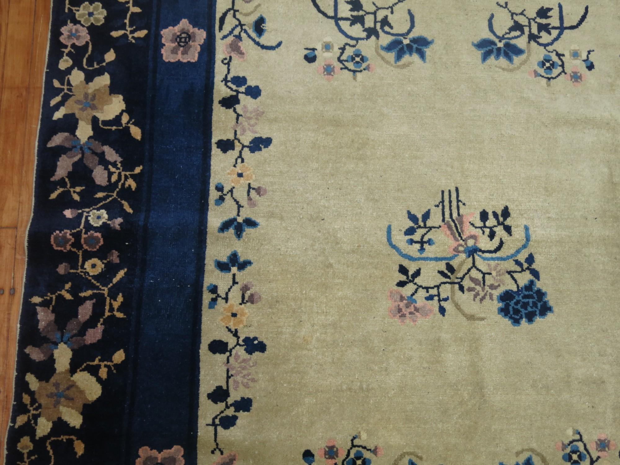 Chinois Collection Zabihi Tapis chinois crème et bleu en vente