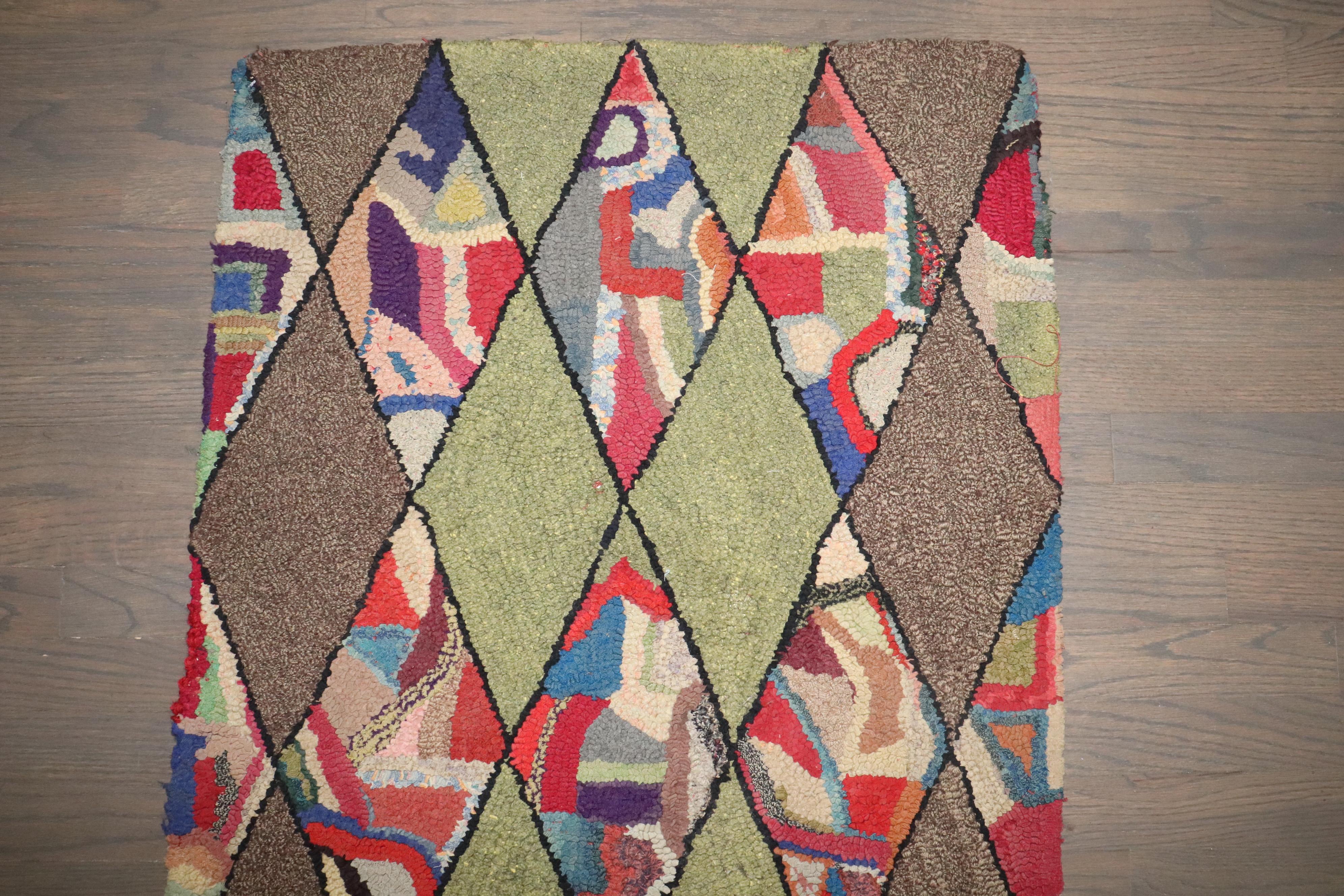 Tappeto piccolo con gancio americano della Collection'S Dazzling In condizioni buone in vendita a New York, NY
