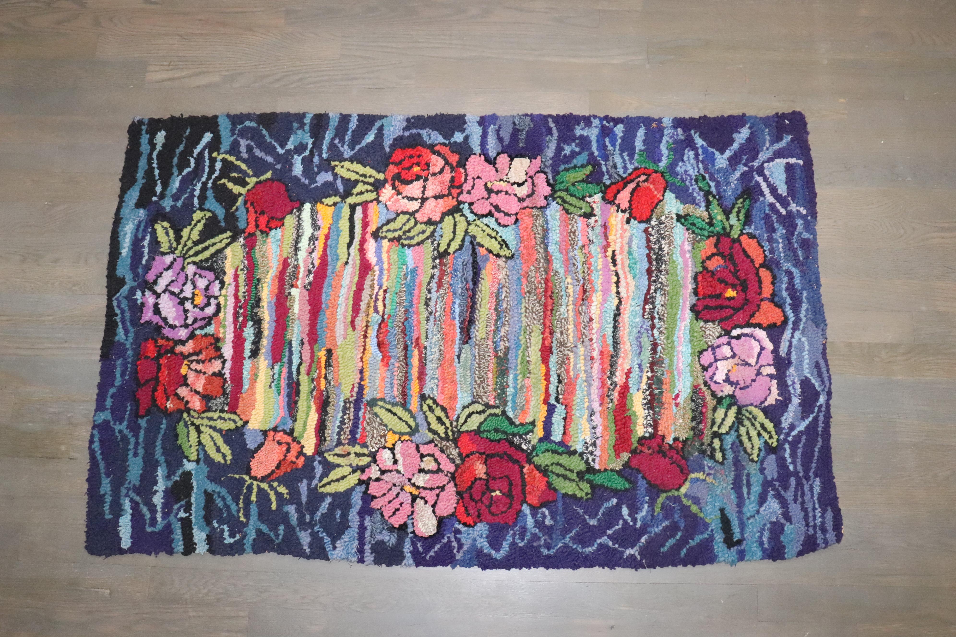 Américain Petit tapis crocheté américain de la Collection Zabihi Dazzling Floral en vente