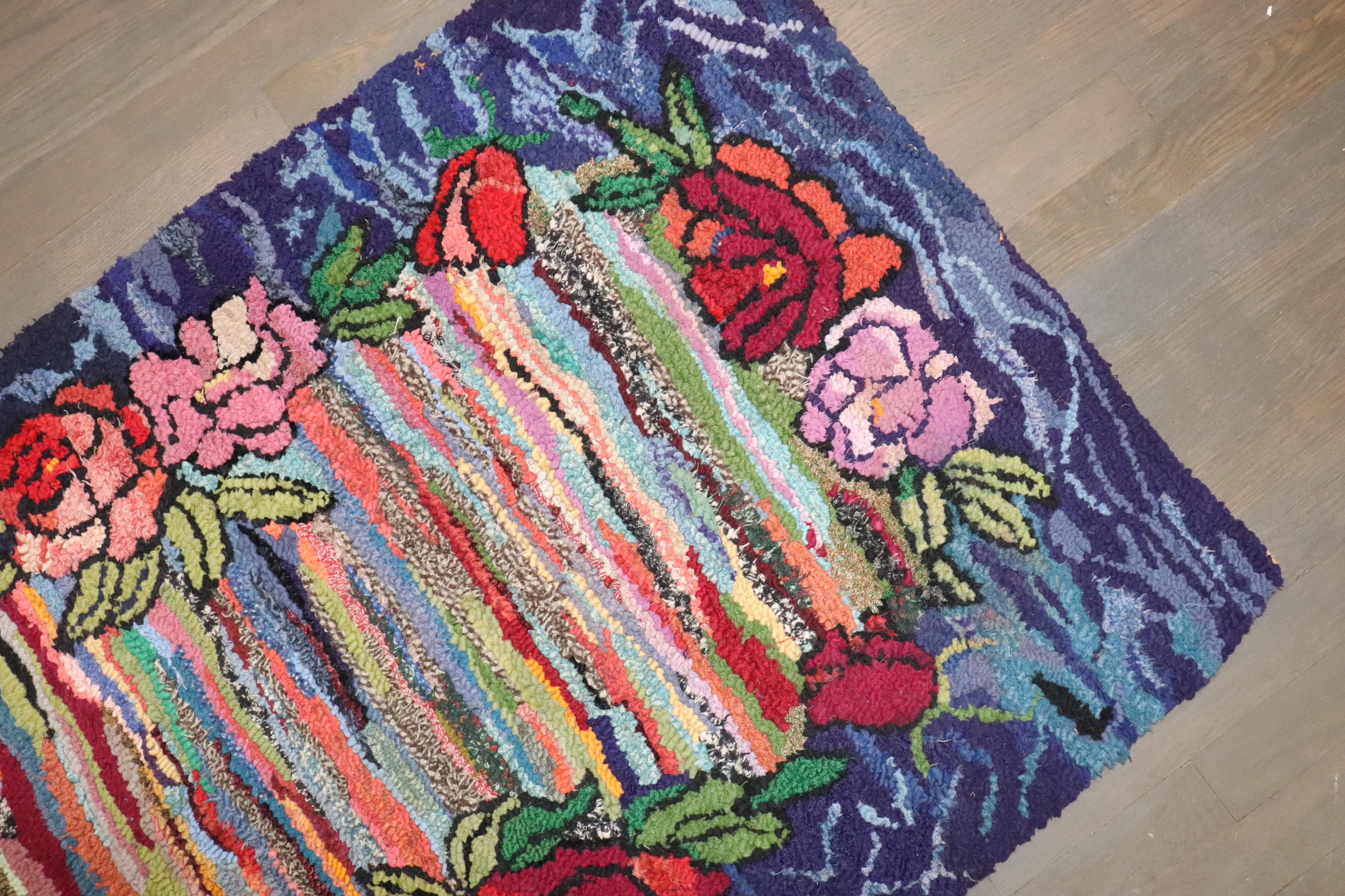 Noué à la main Petit tapis crocheté américain de la Collection Zabihi Dazzling Floral en vente