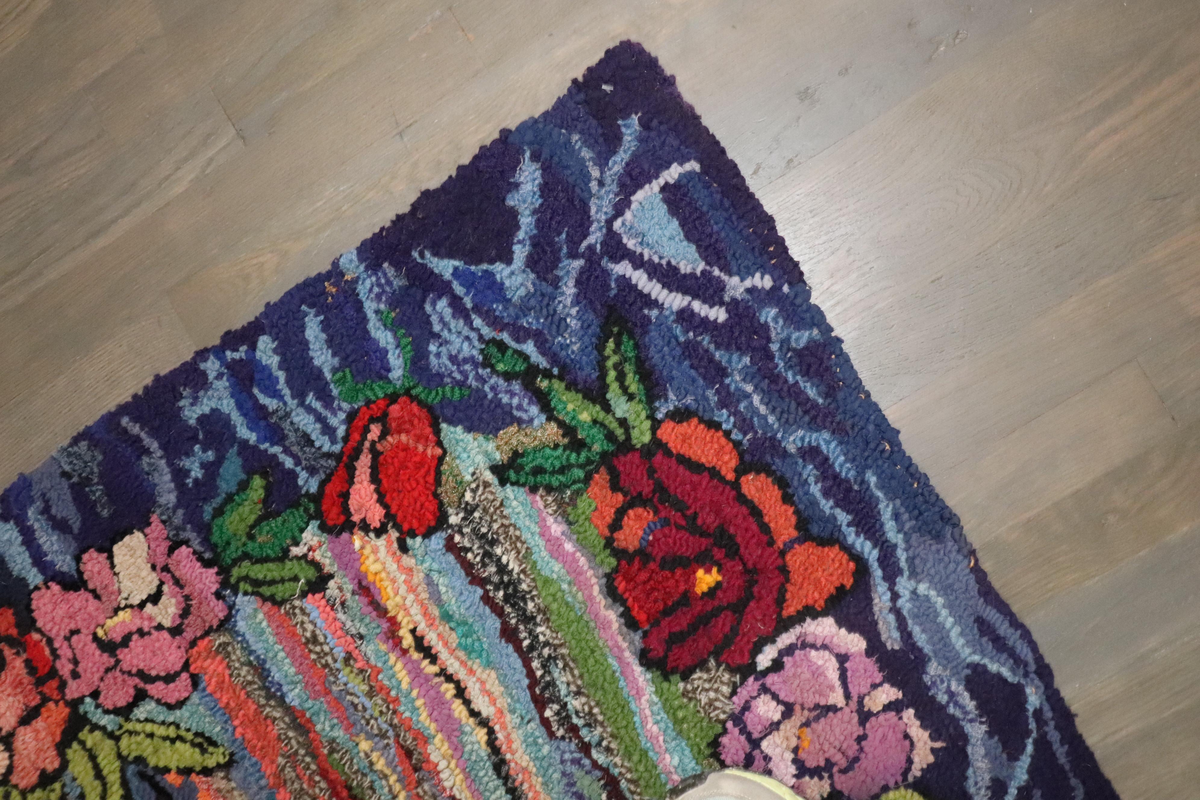 20ième siècle Petit tapis crocheté américain de la Collection Zabihi Dazzling Floral en vente