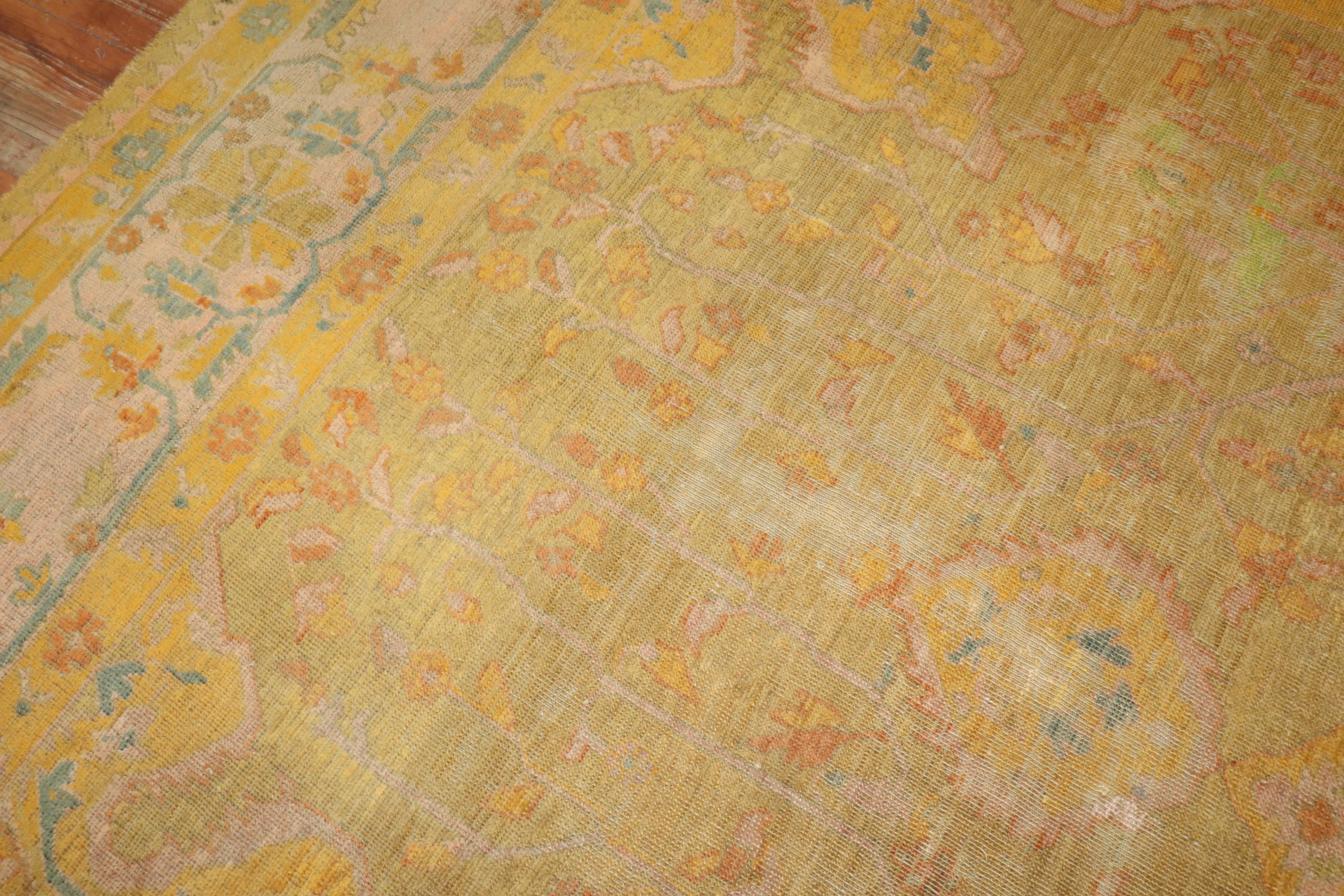 Zabihi Kollektion Distressed Bunt antiker türkischer Oushak-Teppich aus dem 19. Jahrhundert im Angebot 6