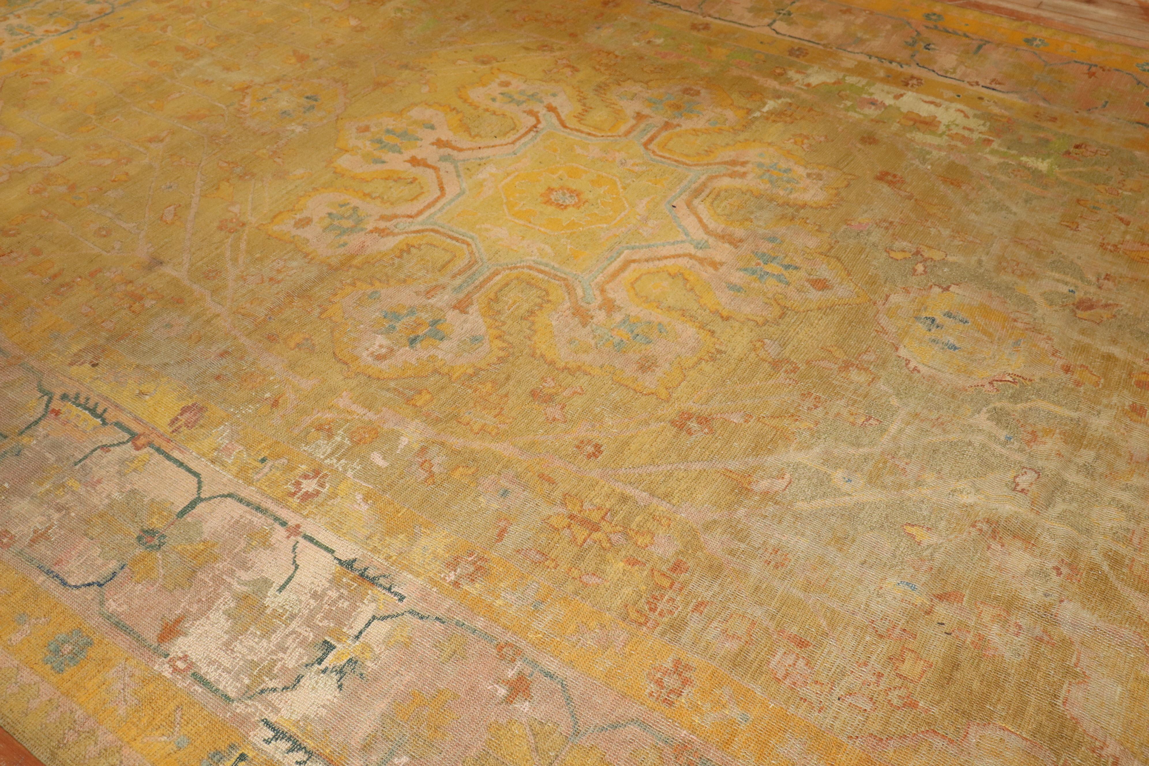 Zabihi Kollektion Distressed Bunt antiker türkischer Oushak-Teppich aus dem 19. Jahrhundert im Angebot 7