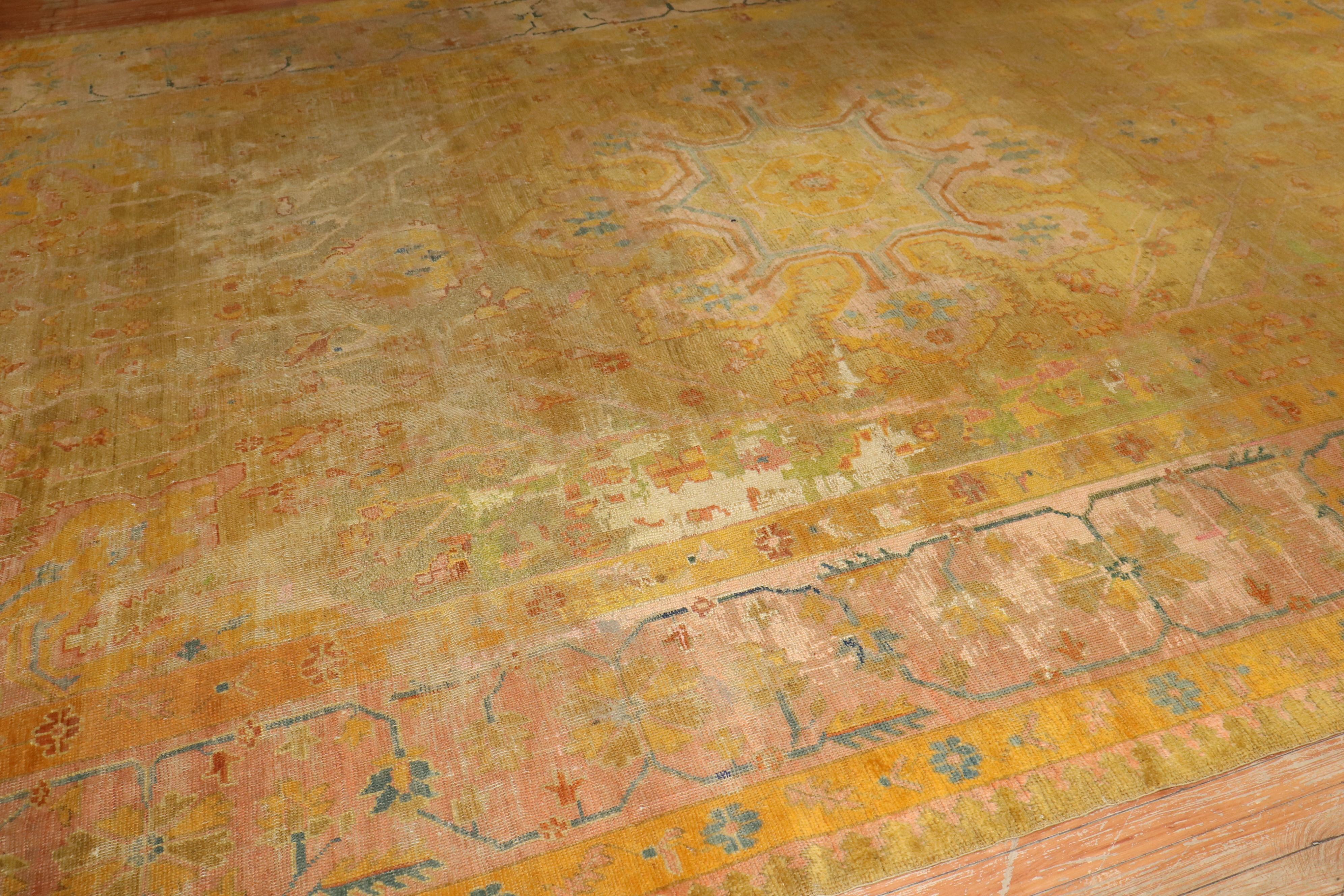 Zabihi Kollektion Distressed Bunt antiker türkischer Oushak-Teppich aus dem 19. Jahrhundert (Türkisch) im Angebot