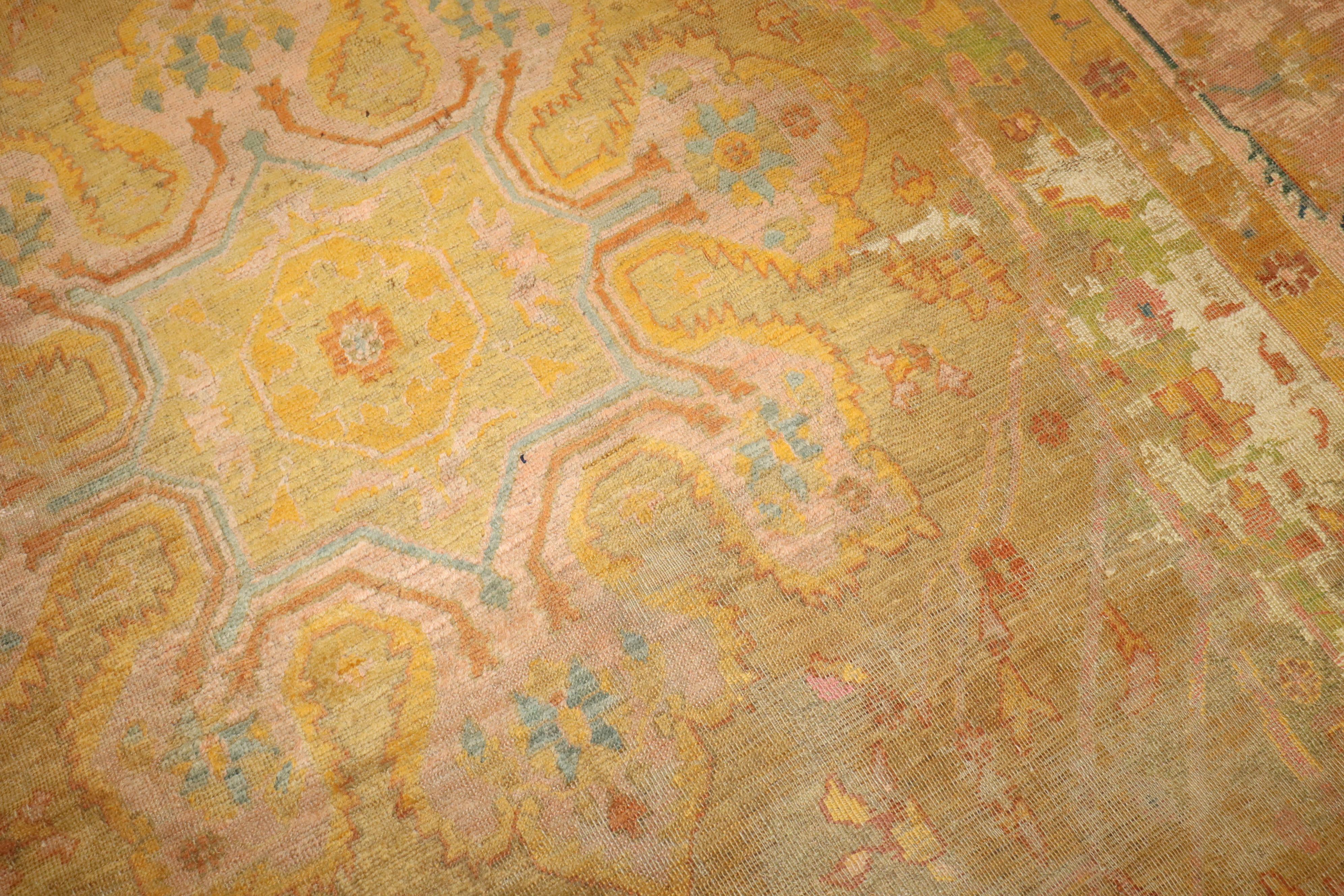 Zabihi Kollektion Distressed Bunt antiker türkischer Oushak-Teppich aus dem 19. Jahrhundert (Wolle) im Angebot