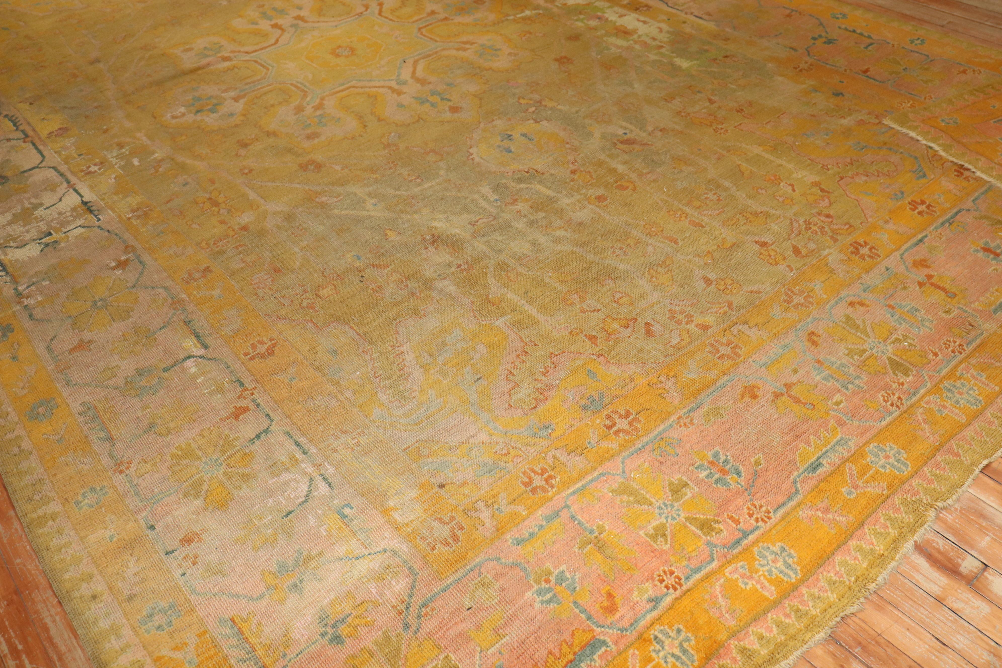 Zabihi Kollektion Distressed Bunt antiker türkischer Oushak-Teppich aus dem 19. Jahrhundert im Angebot 1