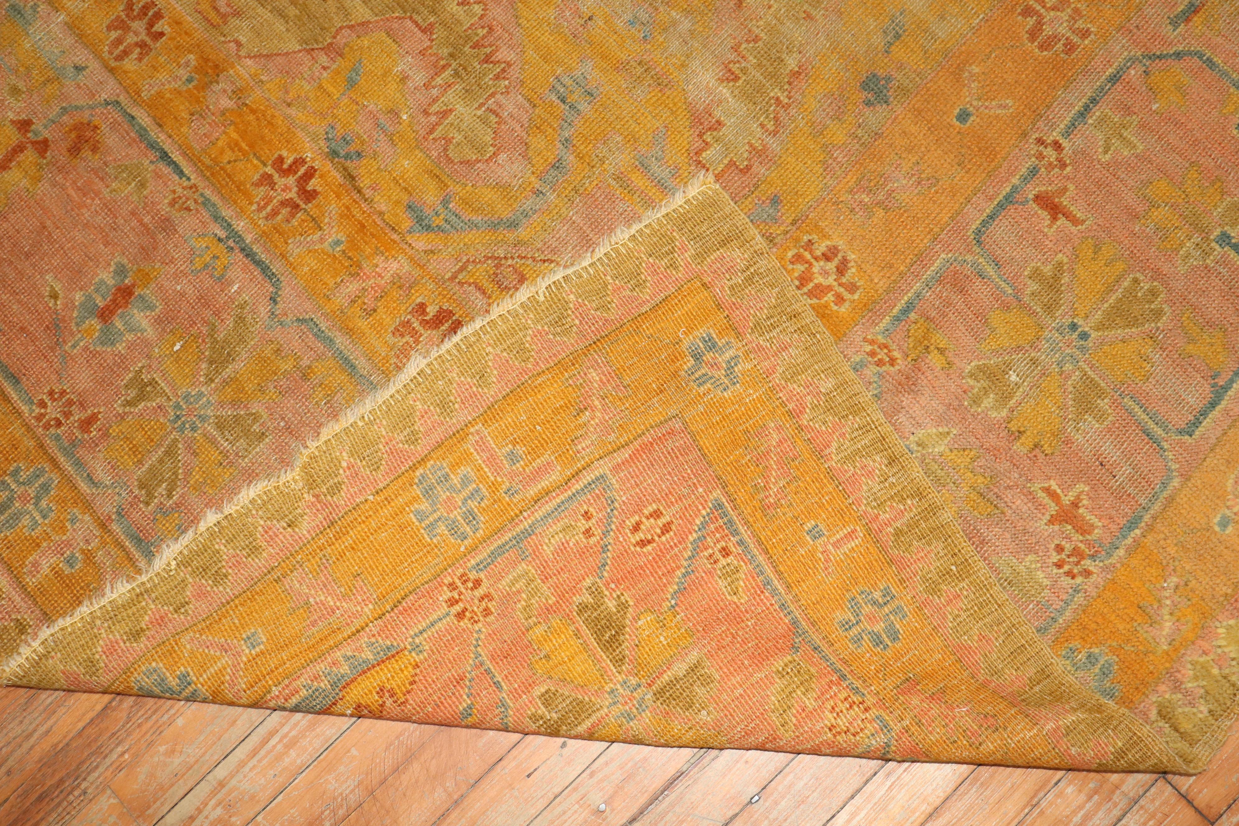 Zabihi Kollektion Distressed Bunt antiker türkischer Oushak-Teppich aus dem 19. Jahrhundert im Angebot 3