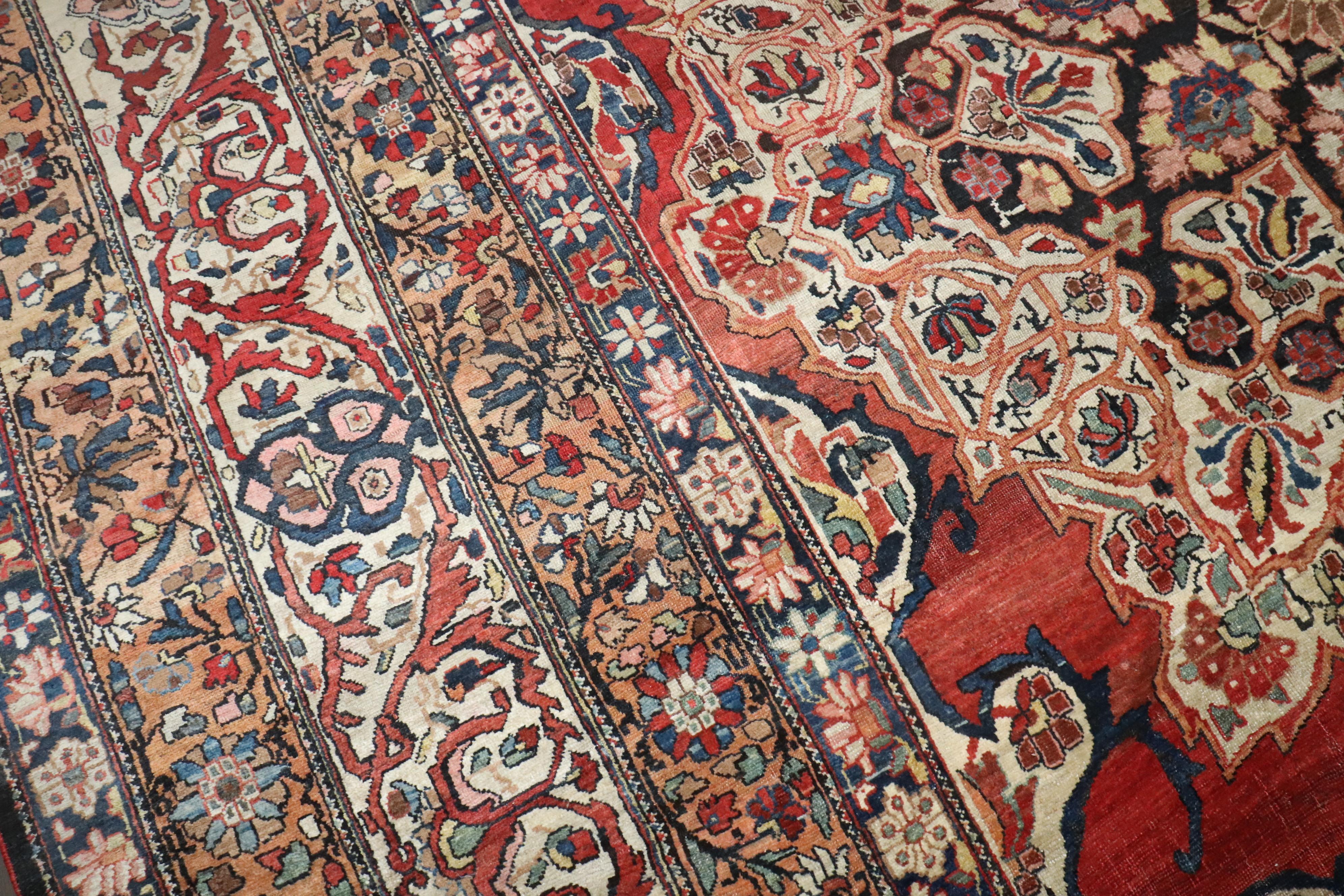 Zabihi Collection Dramatic Grande Tappeto Persiano Antico Bakhtiari in vendita 4