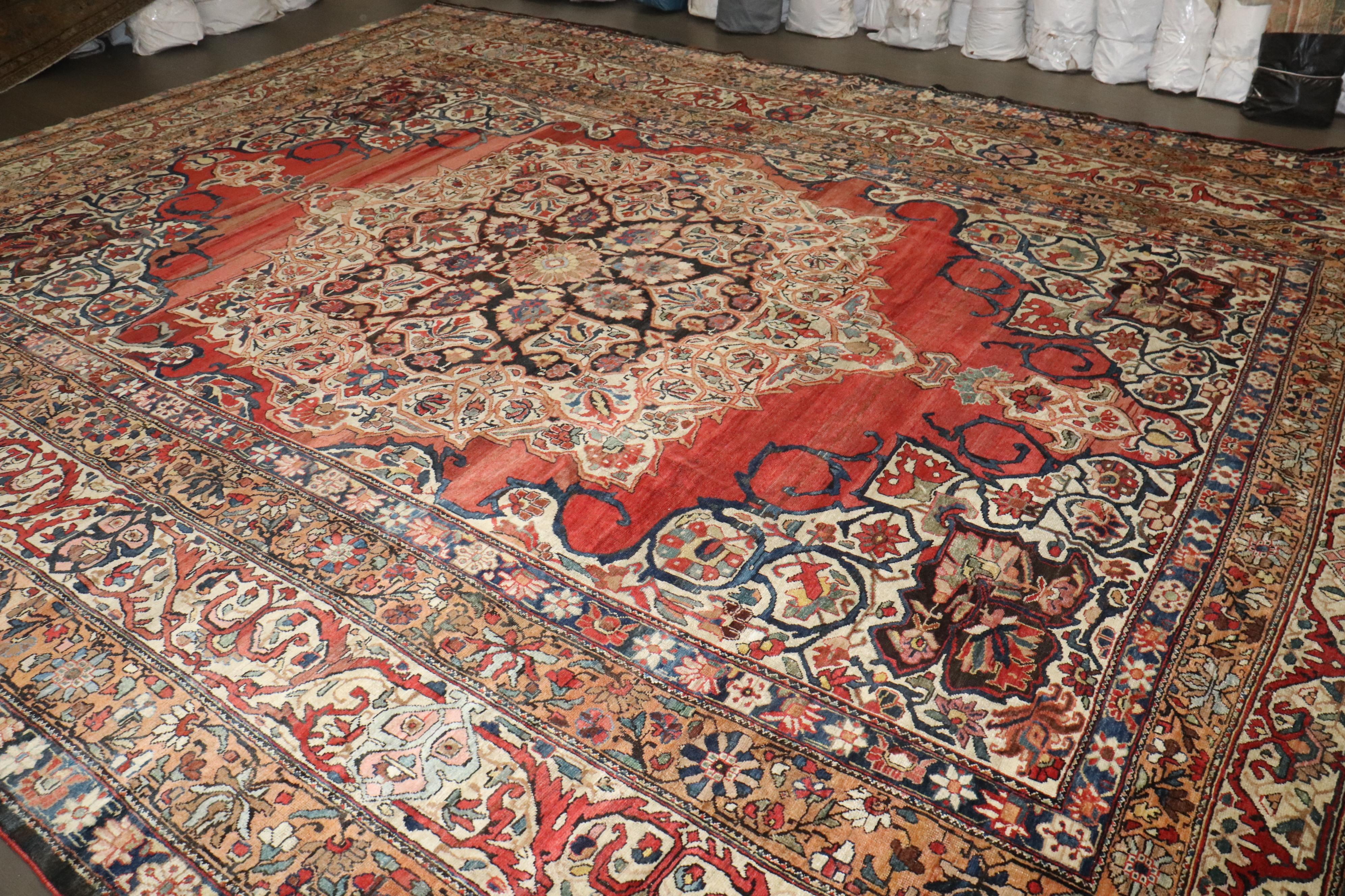 Tribale Zabihi Collection Dramatic Grande Tappeto Persiano Antico Bakhtiari in vendita