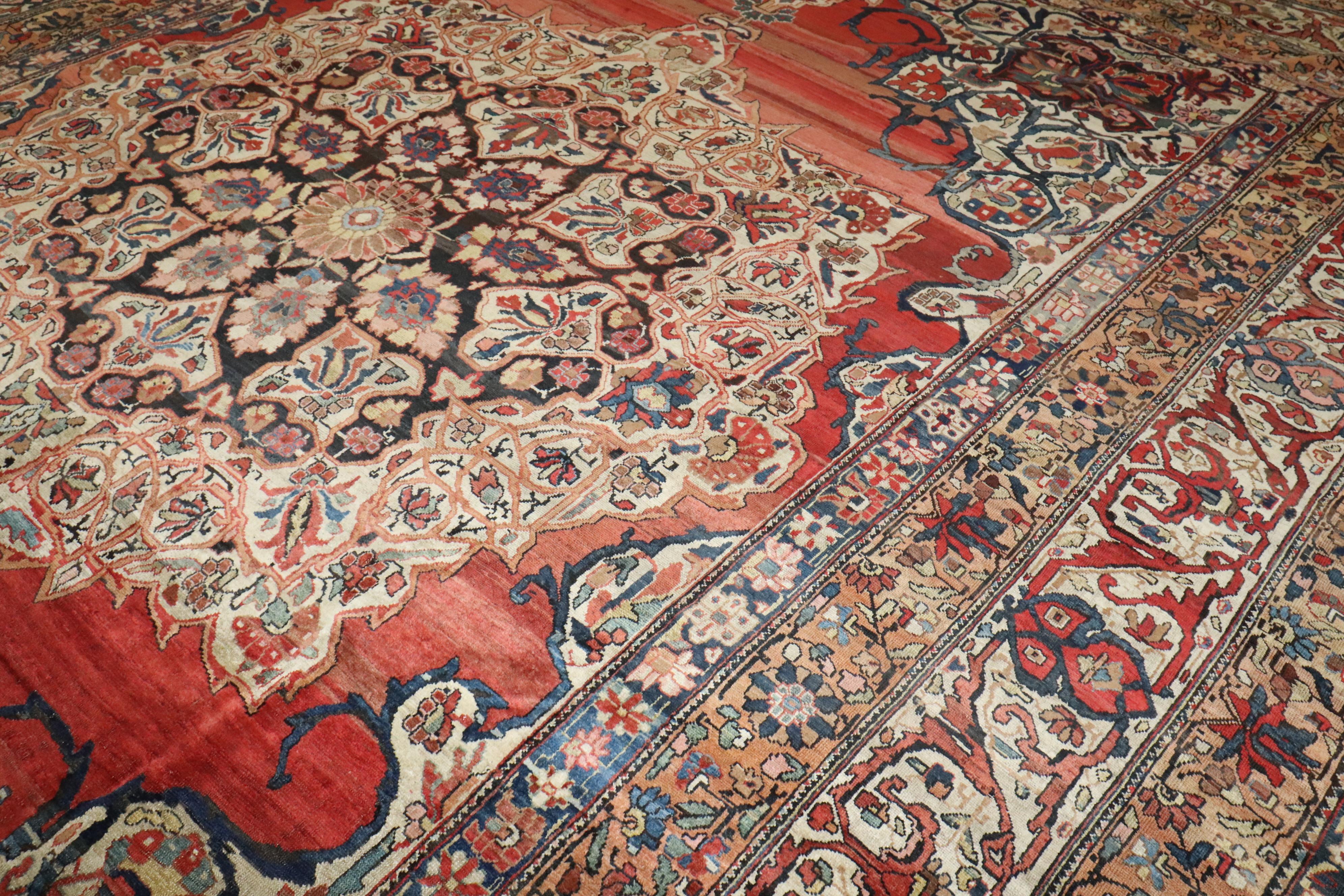 Lana Zabihi Collection Dramatic Grande Tappeto Persiano Antico Bakhtiari in vendita