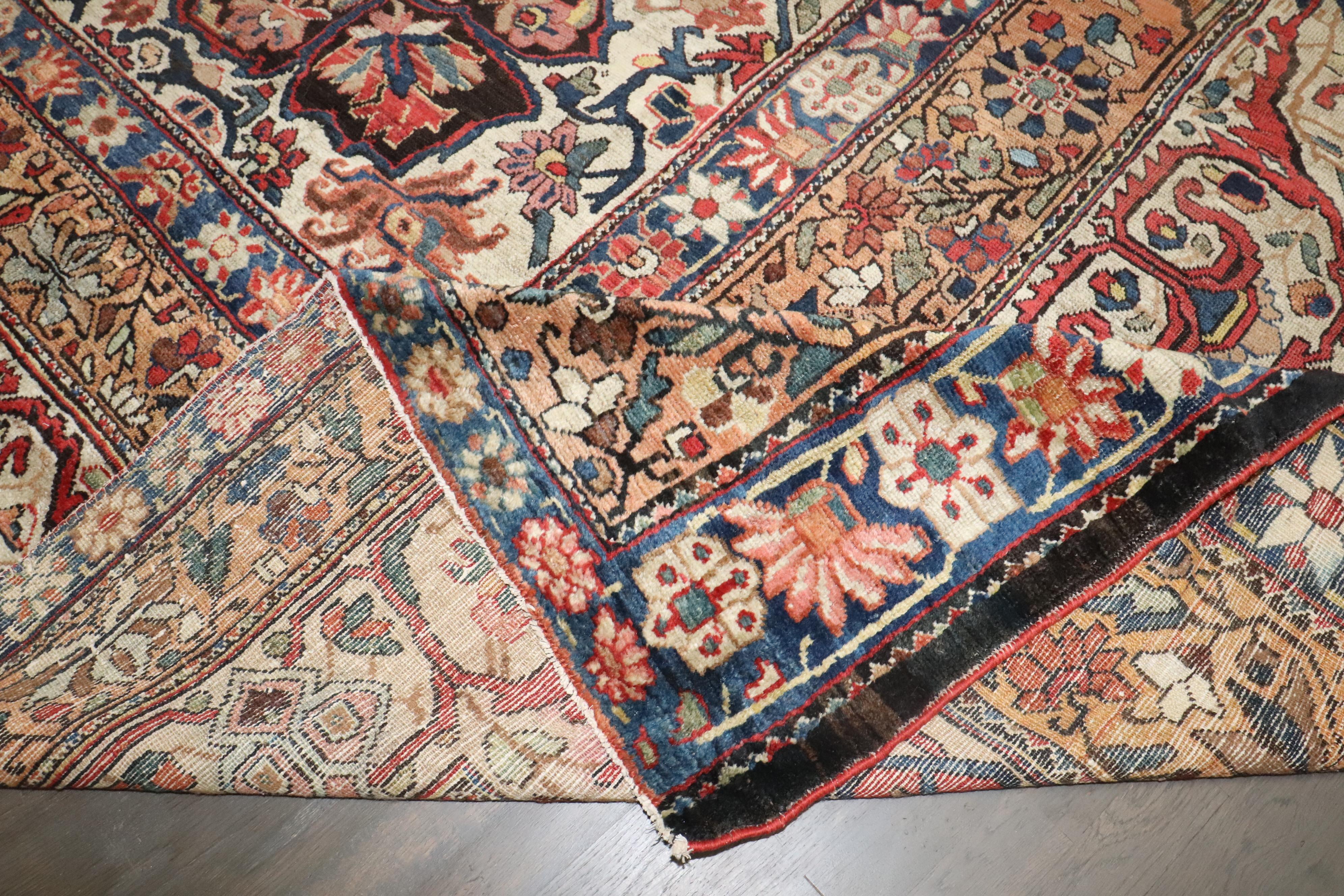Zabihi Collection Dramatic Grande Tappeto Persiano Antico Bakhtiari in vendita 1