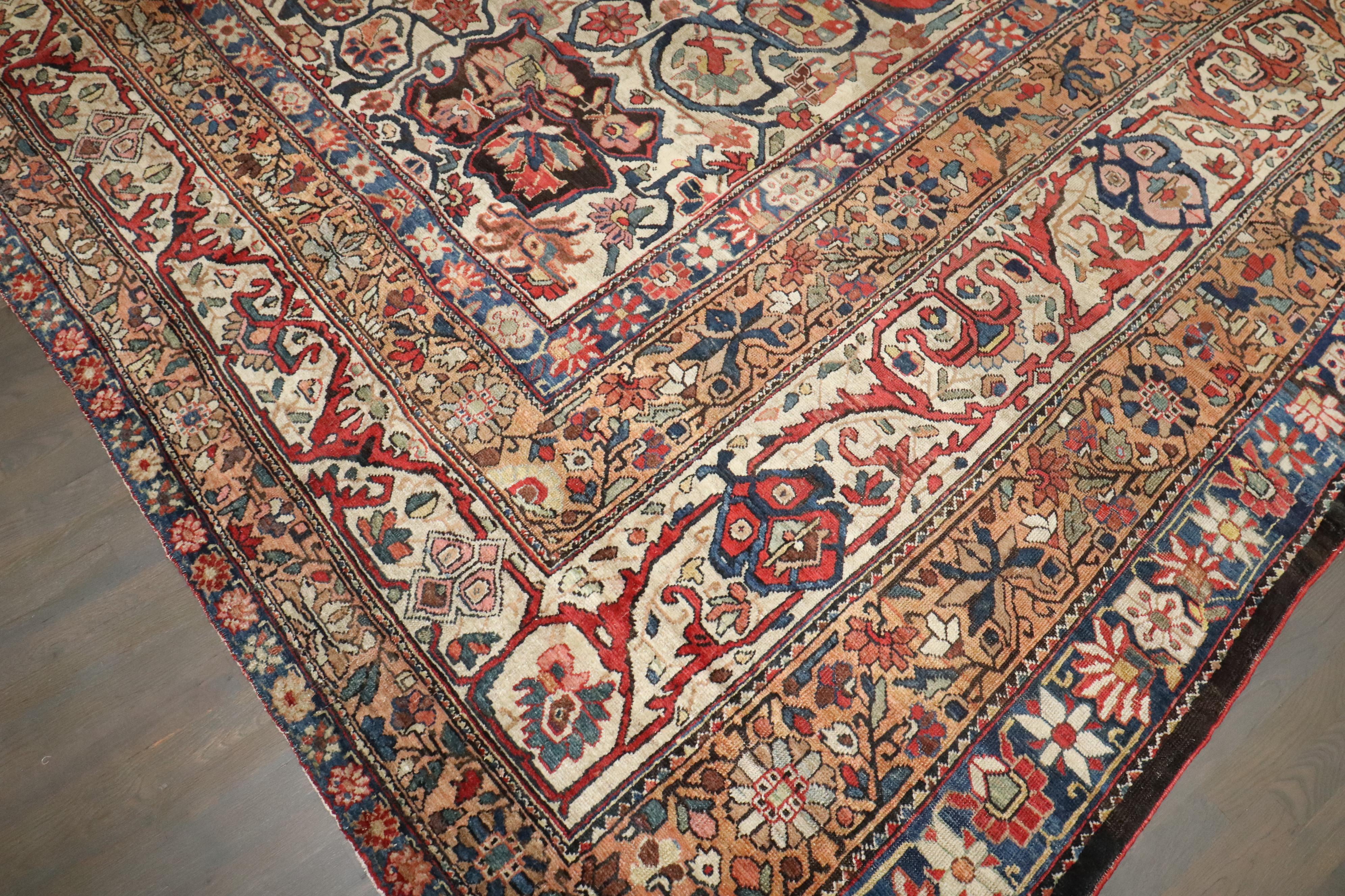 Zabihi Collection Dramatic Grande Tappeto Persiano Antico Bakhtiari in vendita 2