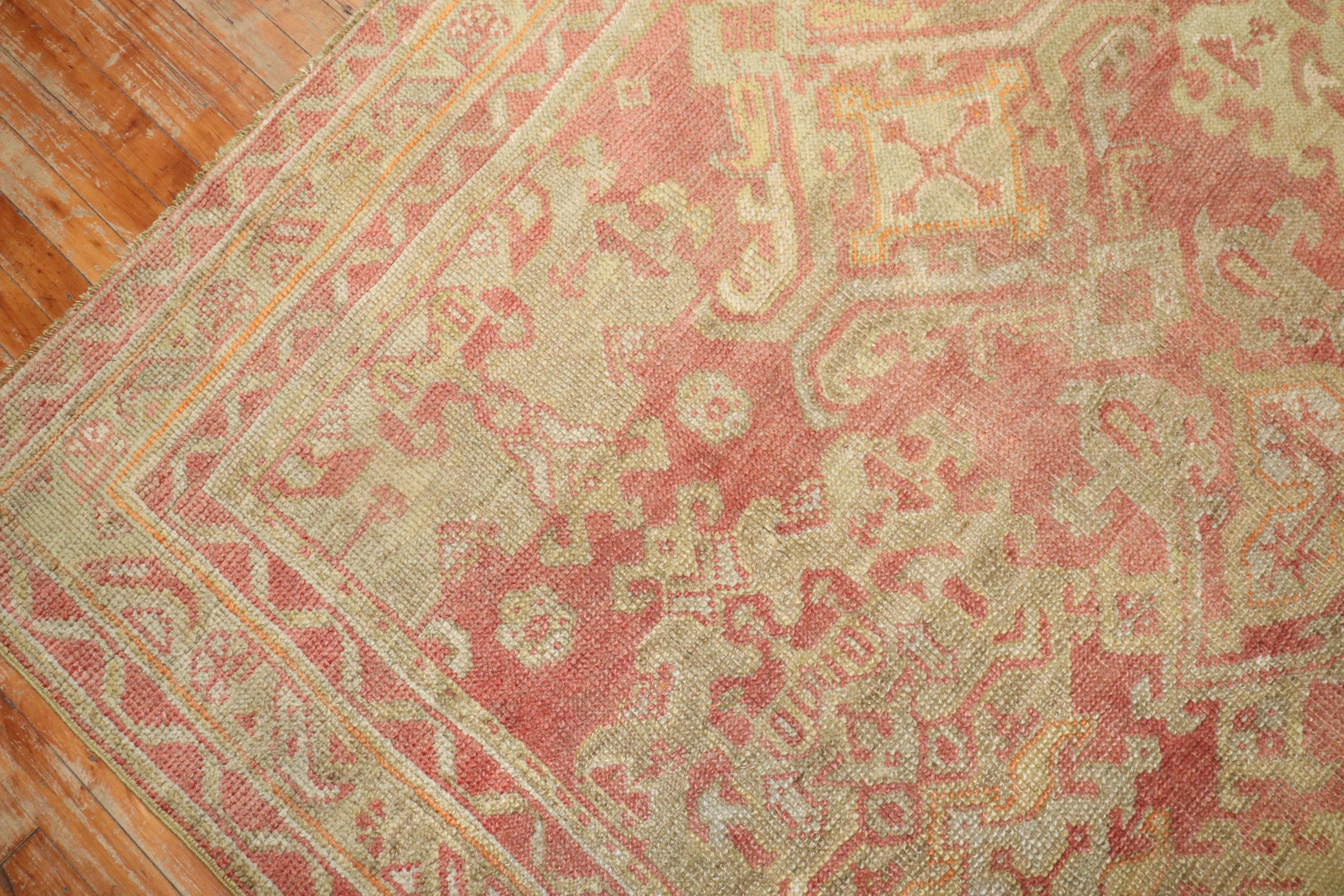 Antiker türkischer Oushak- quadratischer Teppich aus der Zabihi-Kollektion des frühen 20. Jahrhunderts (Wolle) im Angebot