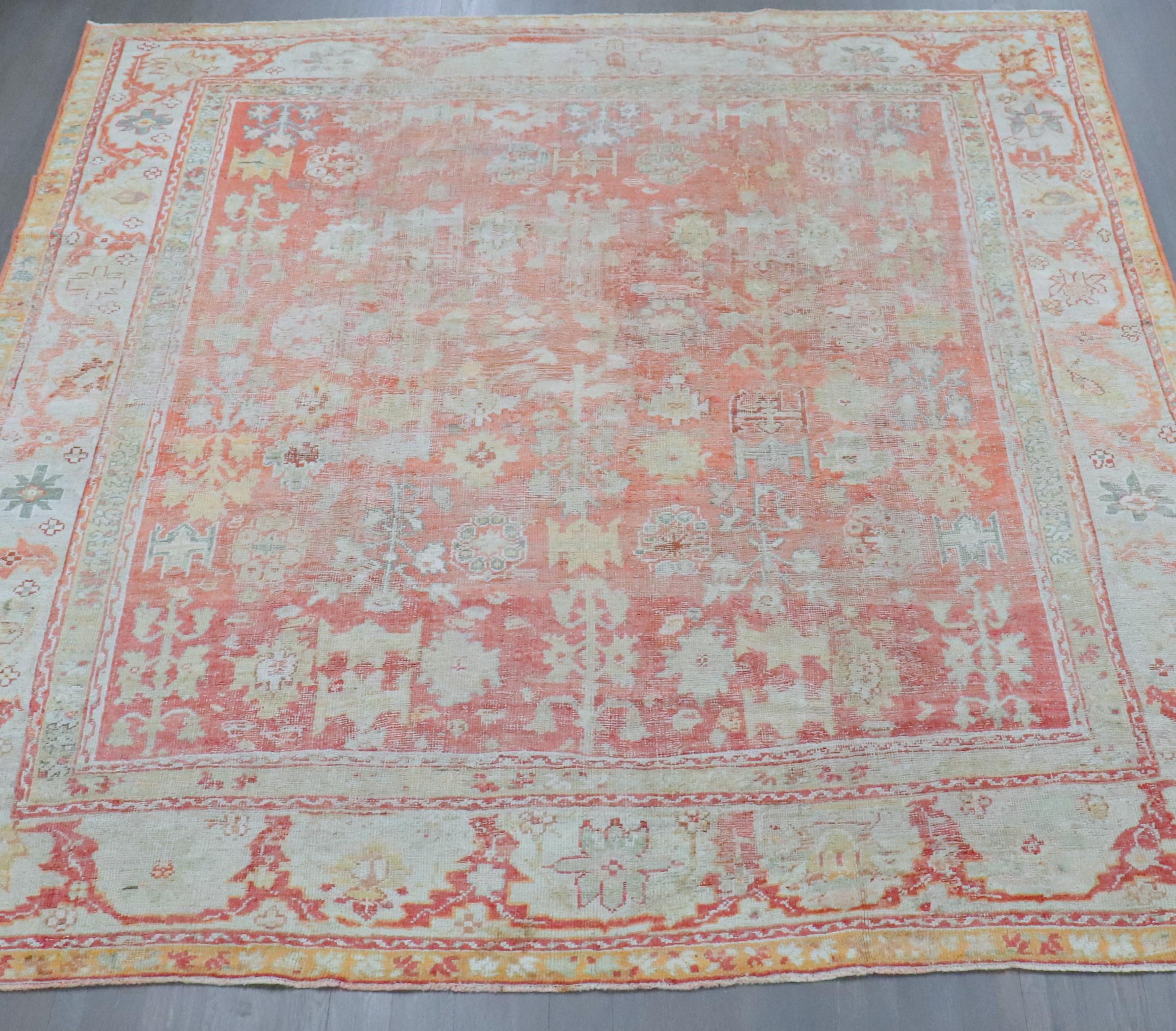 Colección Zabihi Antigüedades turcas de principios del siglo XX Oushak Alfombra cuadrada desgastada en venta 5