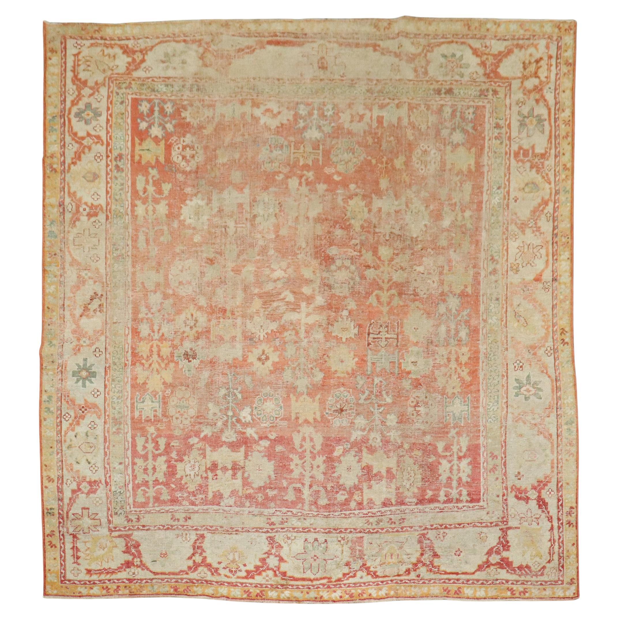 Colección Zabihi Antigüedades turcas de principios del siglo XX Oushak Alfombra cuadrada desgastada