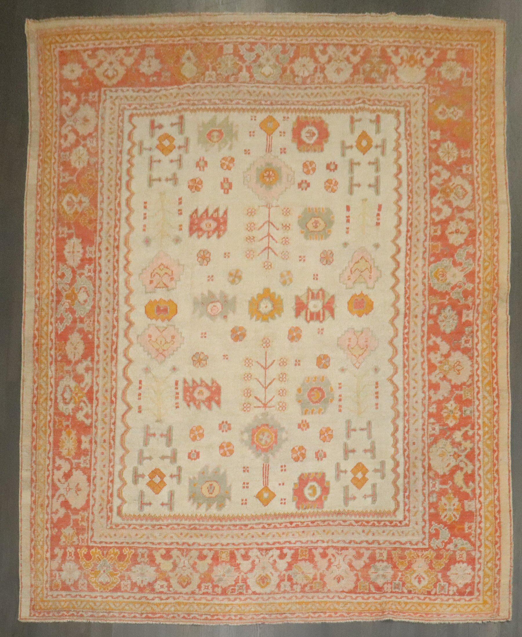ein antiker türkischer Oushak-Teppich mit Elfenbeinfeld aus dem frühen 20.

Einzelheiten
Teppich nein.	j4067
Größe	8' 8