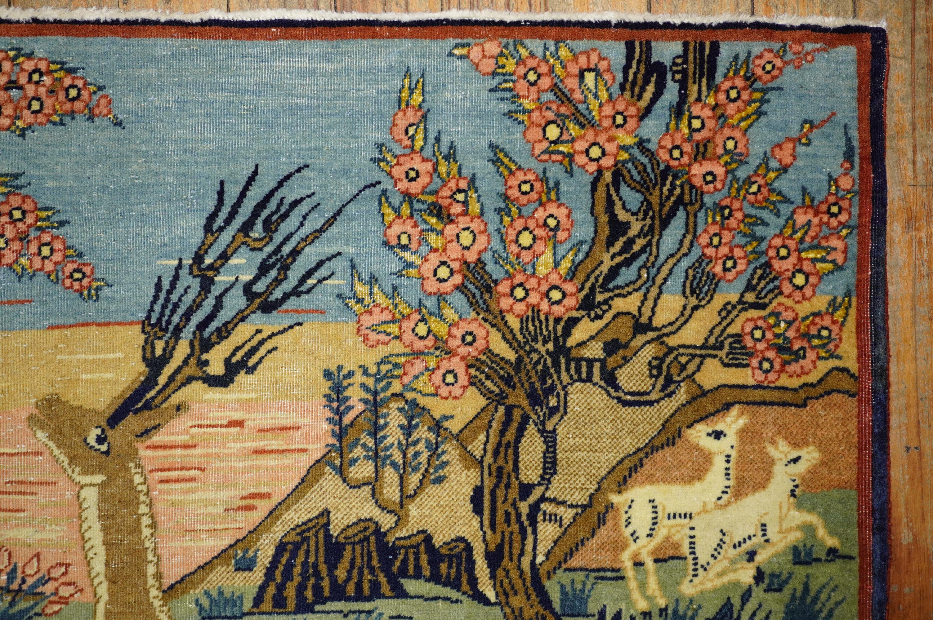 Tapis pictural botanique du début du 20e siècle, finement tissé, de Kashan. Un cerf brun, 2 lapins dans un joli cadre.

Détails
rug no.	j1868
taille	2' 1