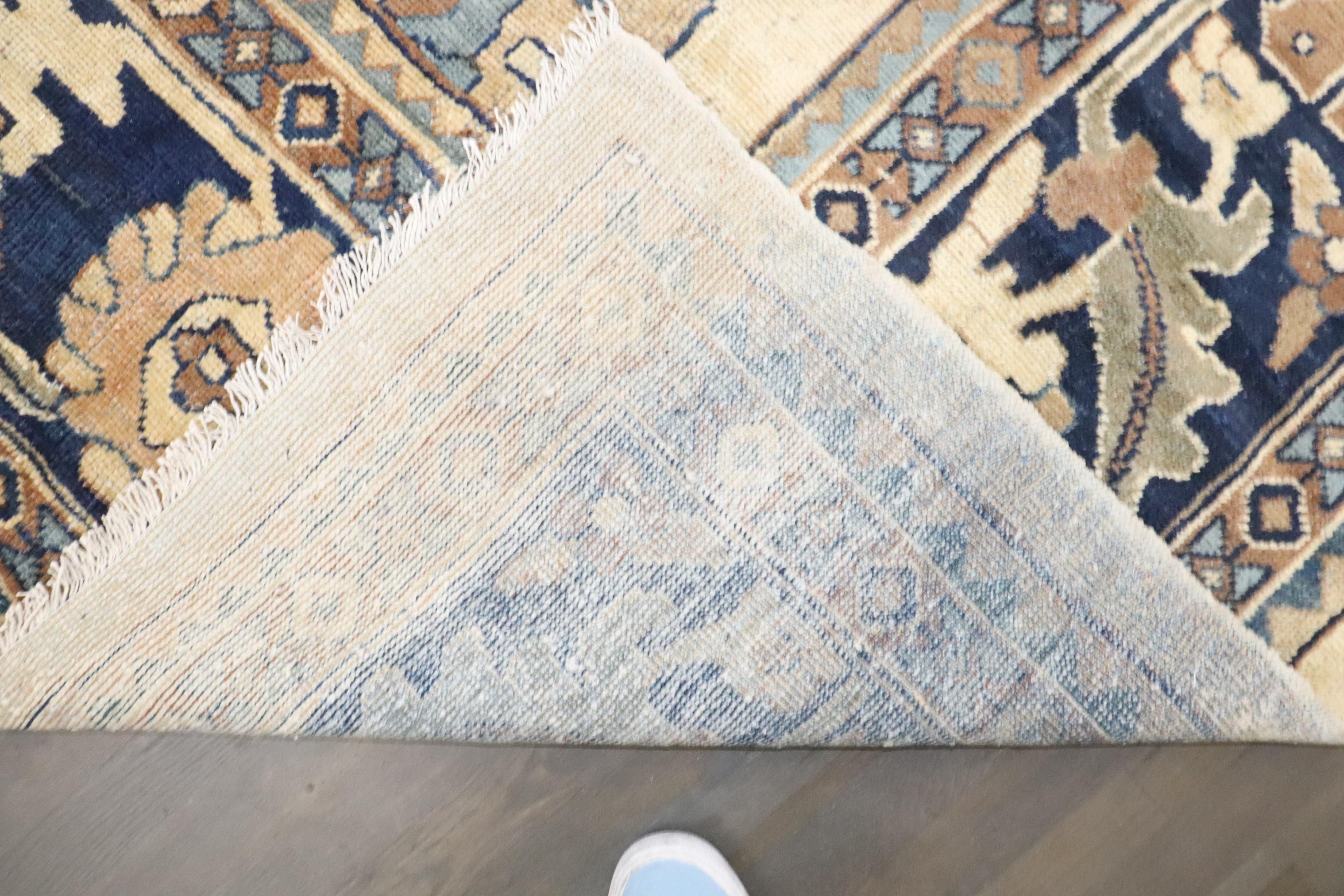 Zabihi Collection Anfang des 20. Jahrhunderts Mahal Large Scale Rug im Angebot 3