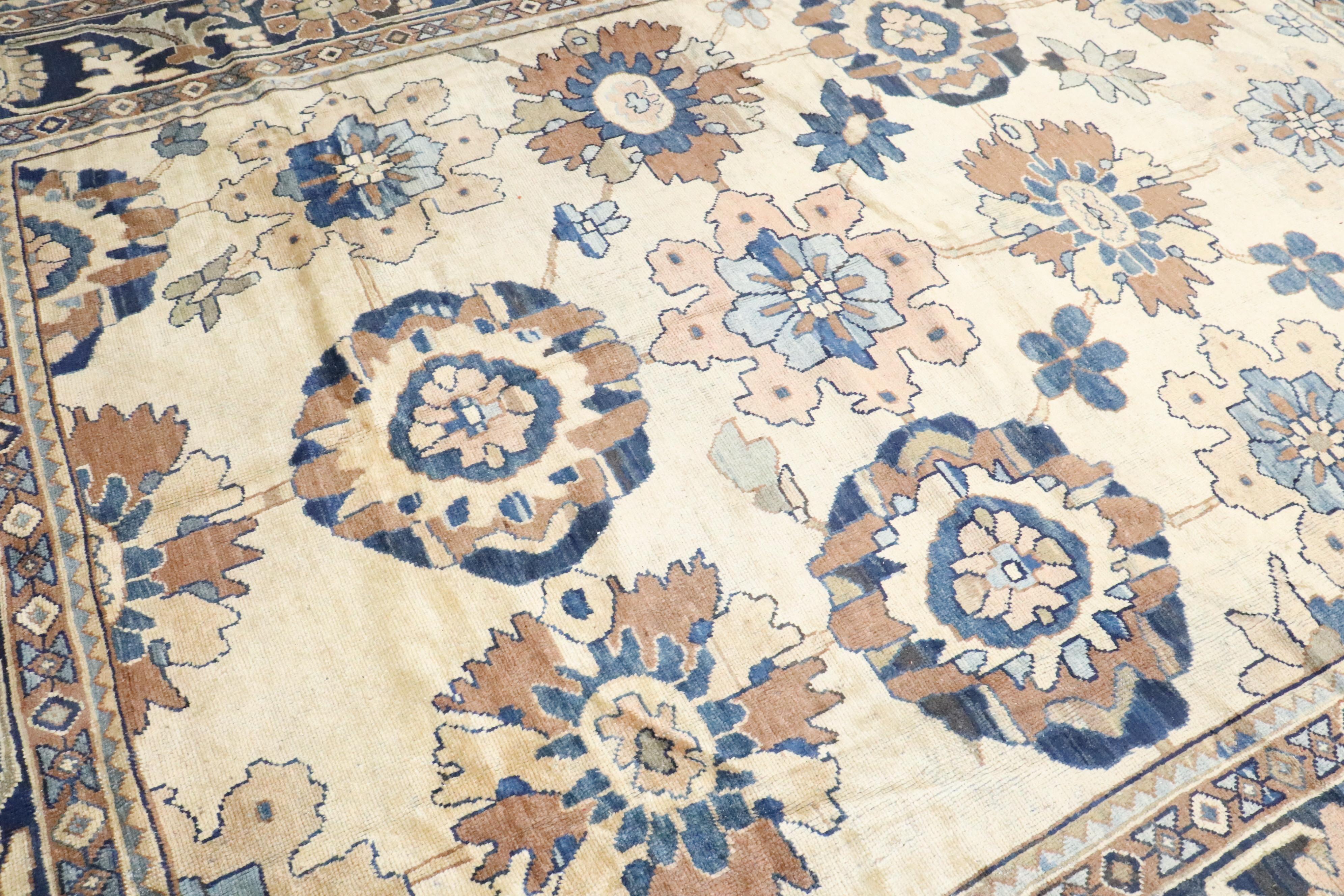 Zabihi Collection Anfang des 20. Jahrhunderts Mahal Large Scale Rug (Sultanabad) im Angebot