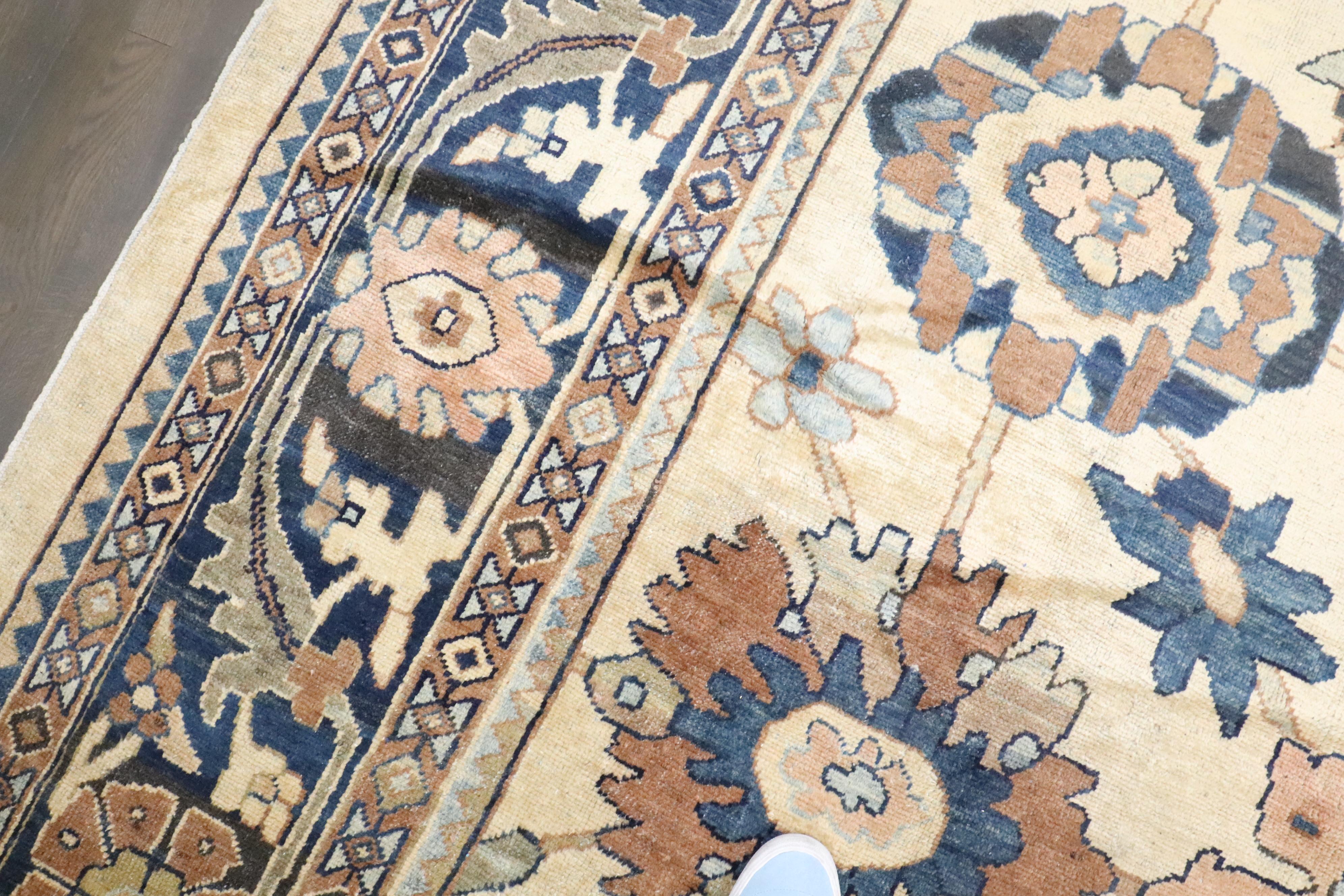 Zabihi Collection Anfang des 20. Jahrhunderts Mahal Large Scale Rug (Wolle) im Angebot