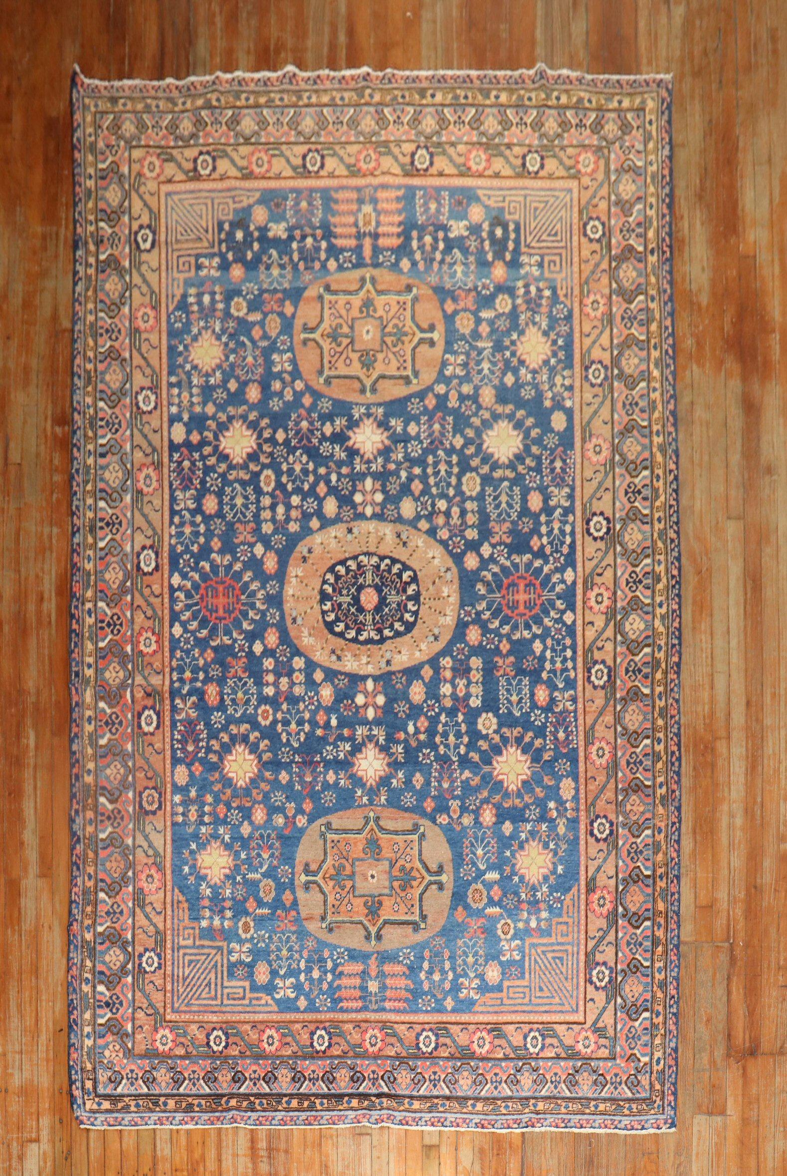 Zabihi Kollektion frühes 20. Jahrhundert Reicher blauer Samarkand Khotan-Teppich (Böhmisch) im Angebot