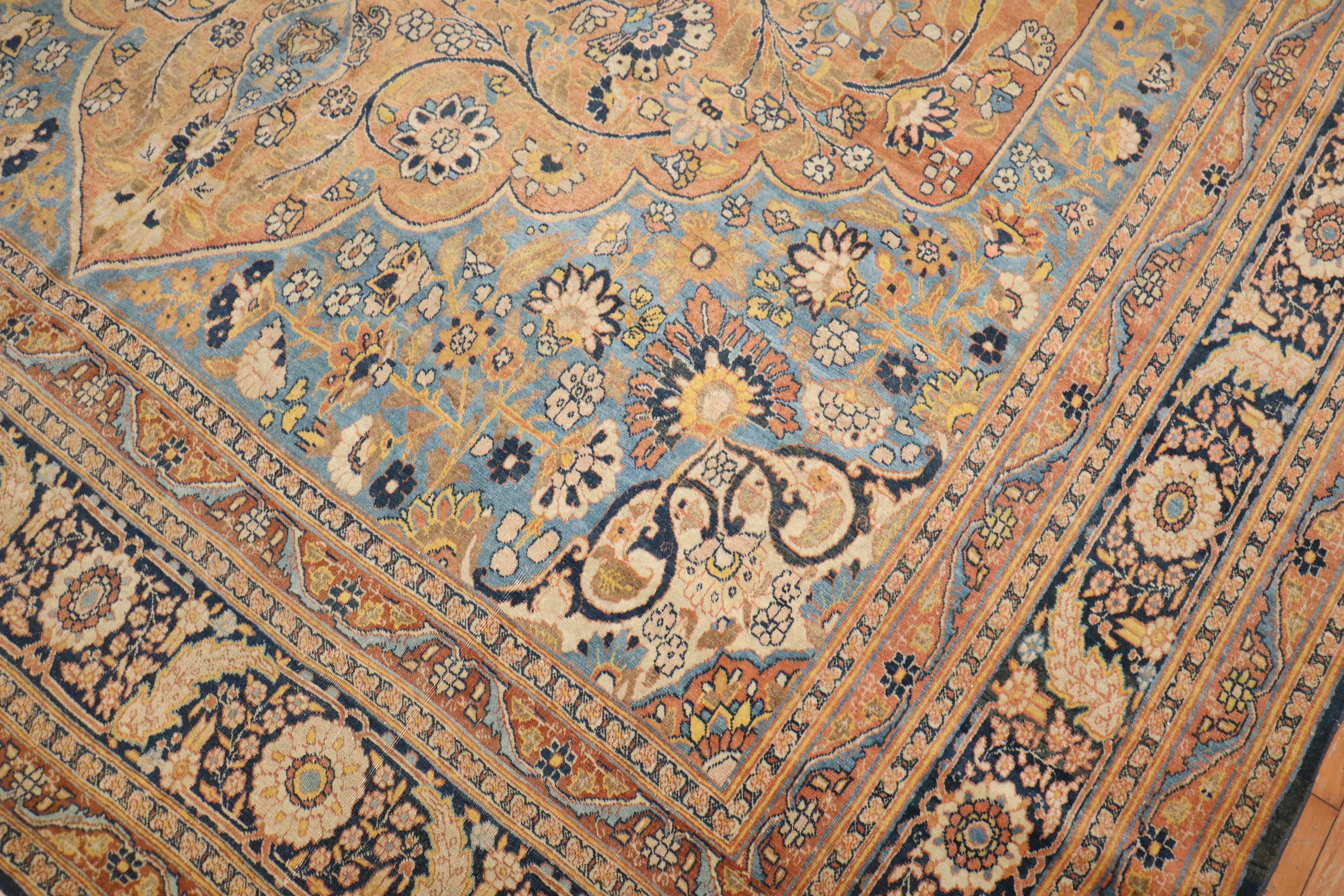 Squisito tappeto persiano Tabriz dei primi del Novecento, con campo e medaglione azzurro con sfumature di albicocca, avorio e blu medio,

circa 1900, misure: 9'2