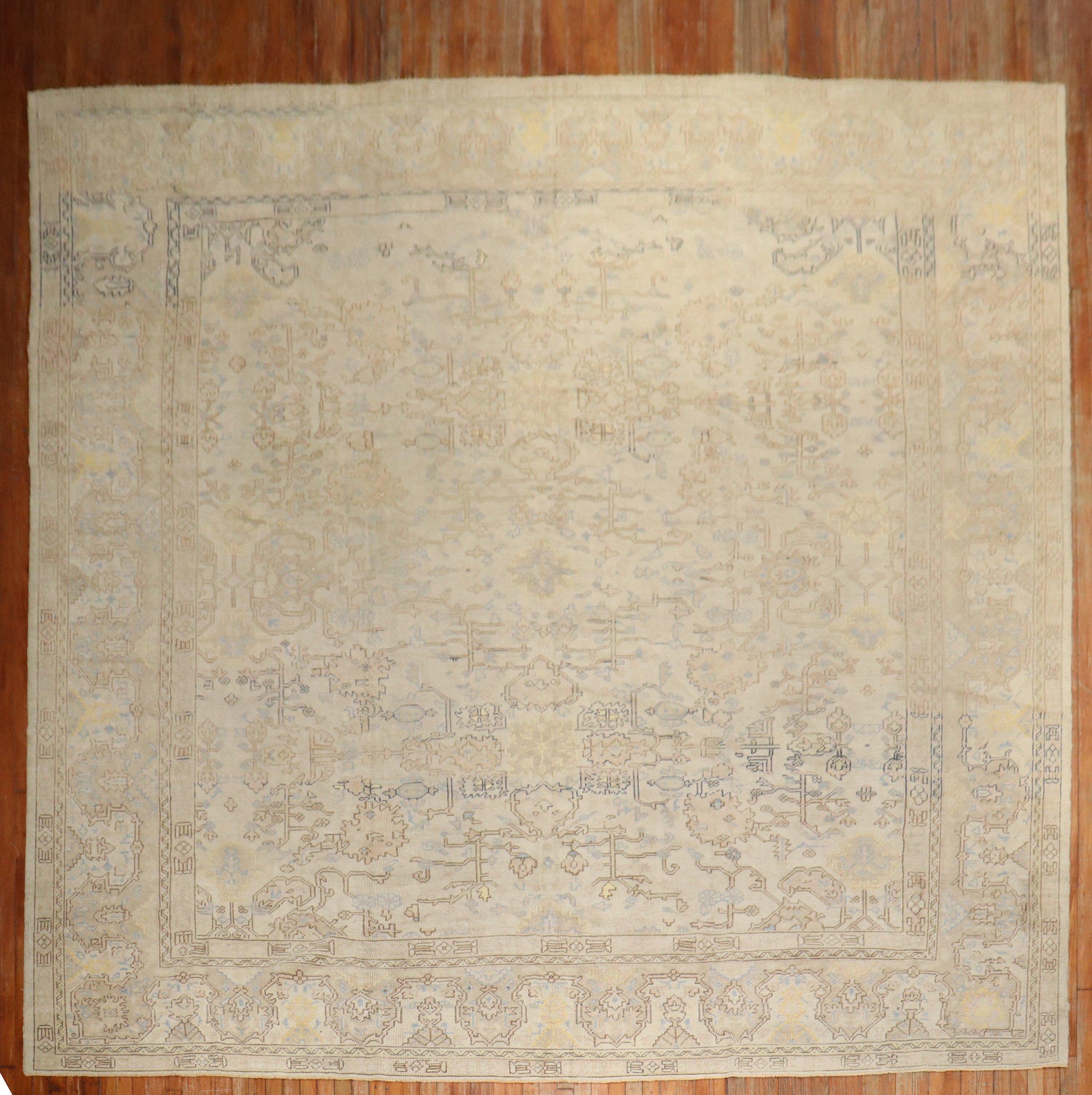 Zabihi Collection Frühes 20. Jahrhundert Türkisch Anatolisch Neutral Großer Quadratischer Teppich im Angebot 4