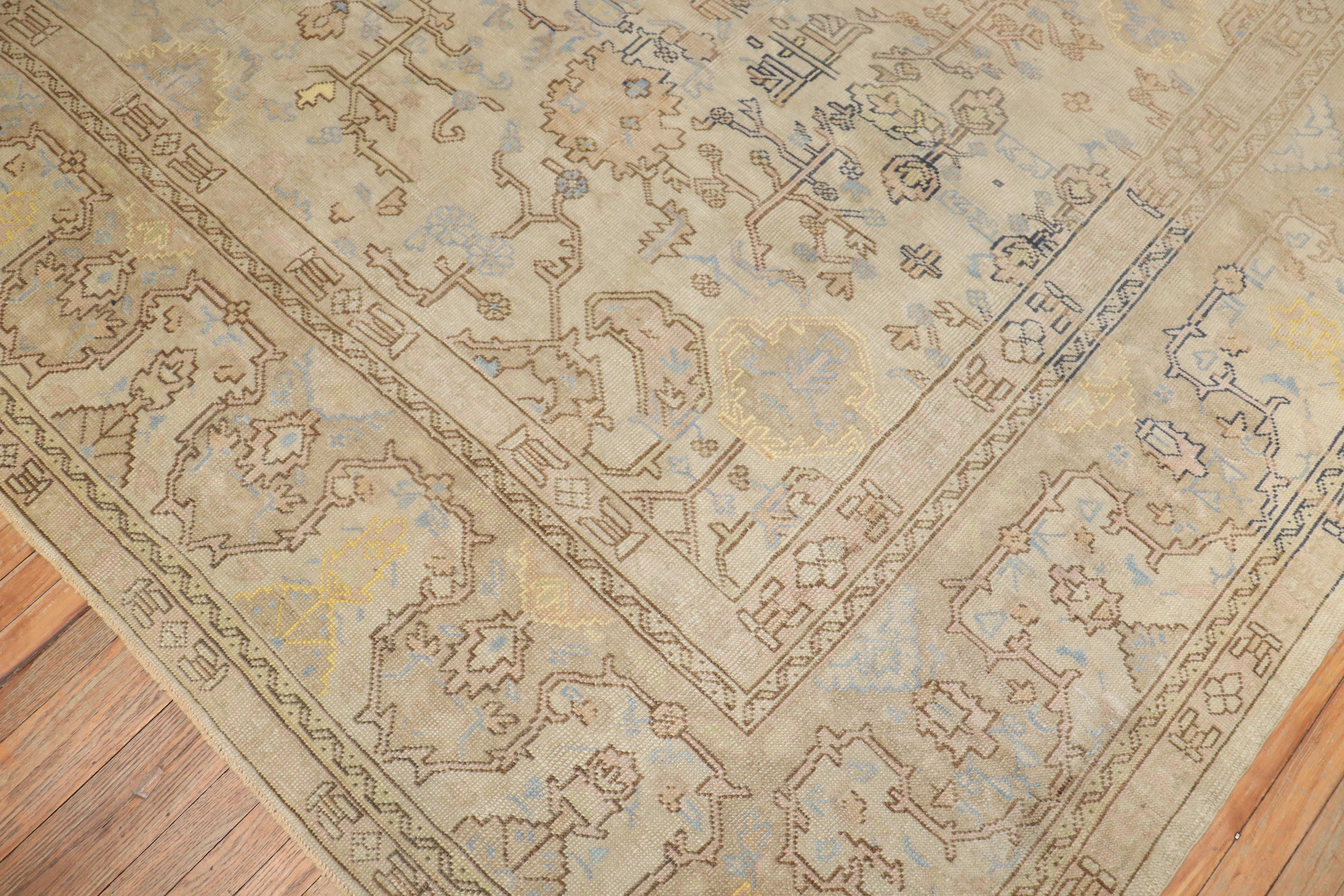 Zabihi Collection Frühes 20. Jahrhundert Türkisch Anatolisch Neutral Großer Quadratischer Teppich im Angebot 5