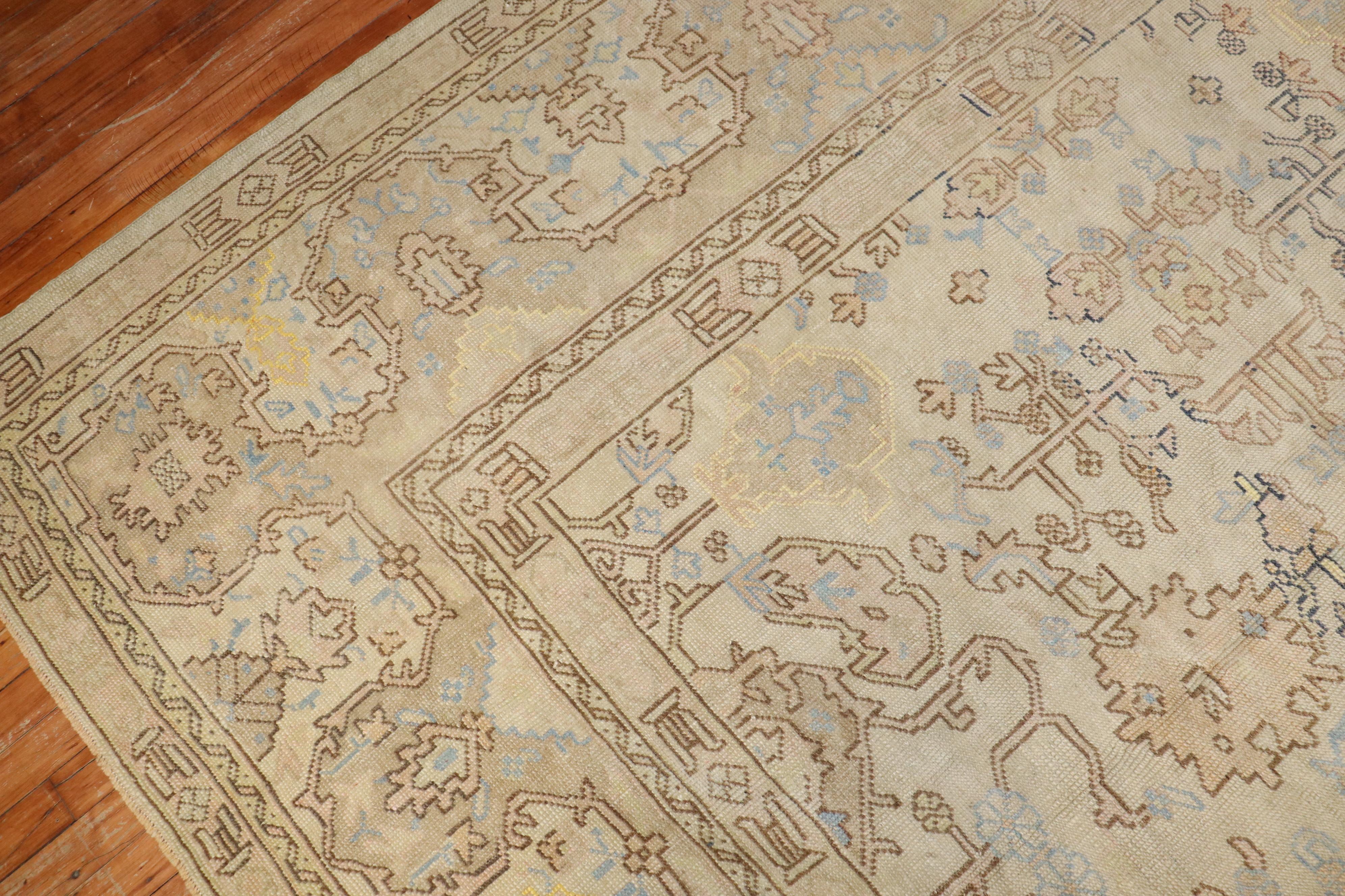 Zabihi Collection Frühes 20. Jahrhundert Türkisch Anatolisch Neutral Großer Quadratischer Teppich im Angebot 6