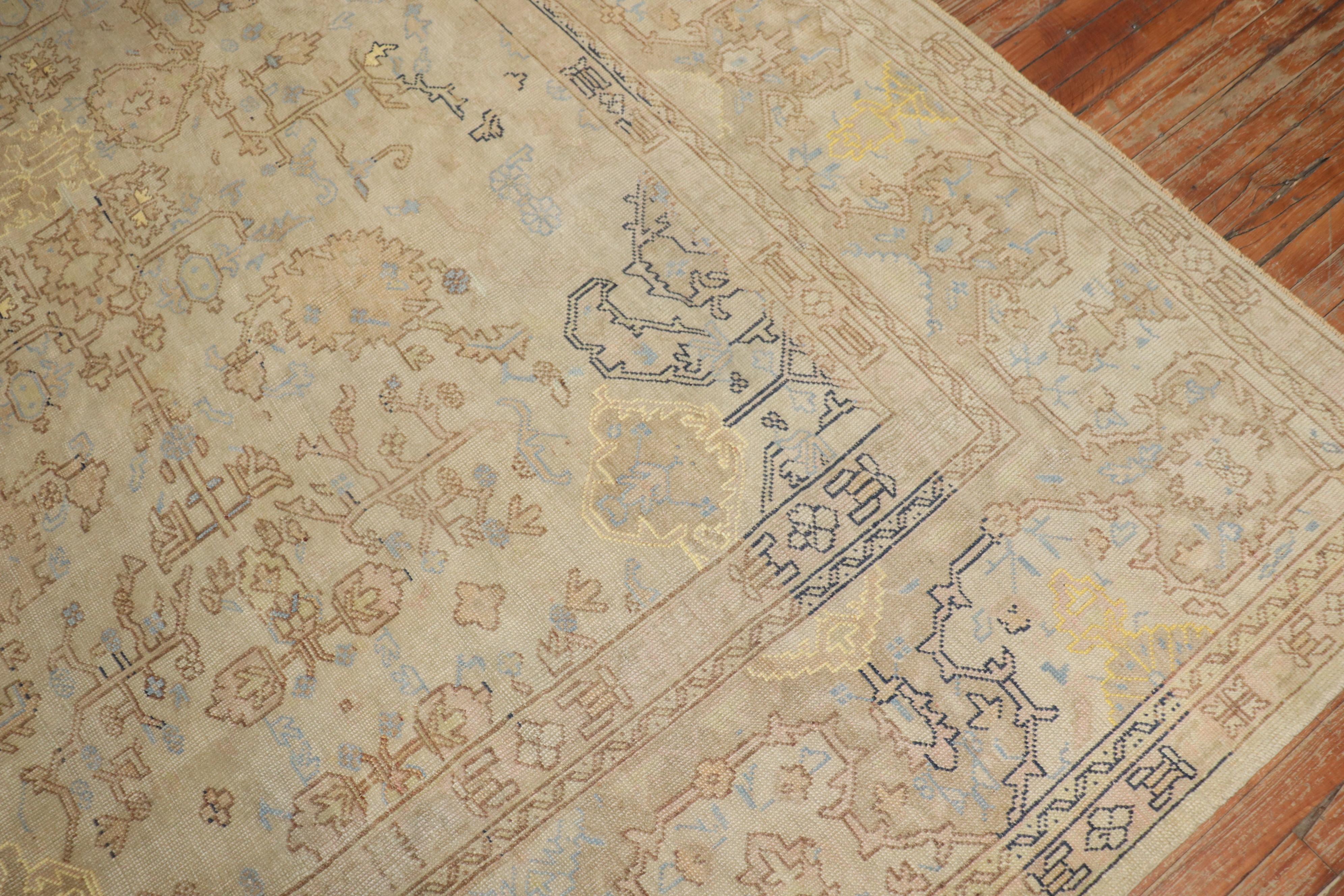 Zabihi Collection Frühes 20. Jahrhundert Türkisch Anatolisch Neutral Großer Quadratischer Teppich (Gustavianisch) im Angebot