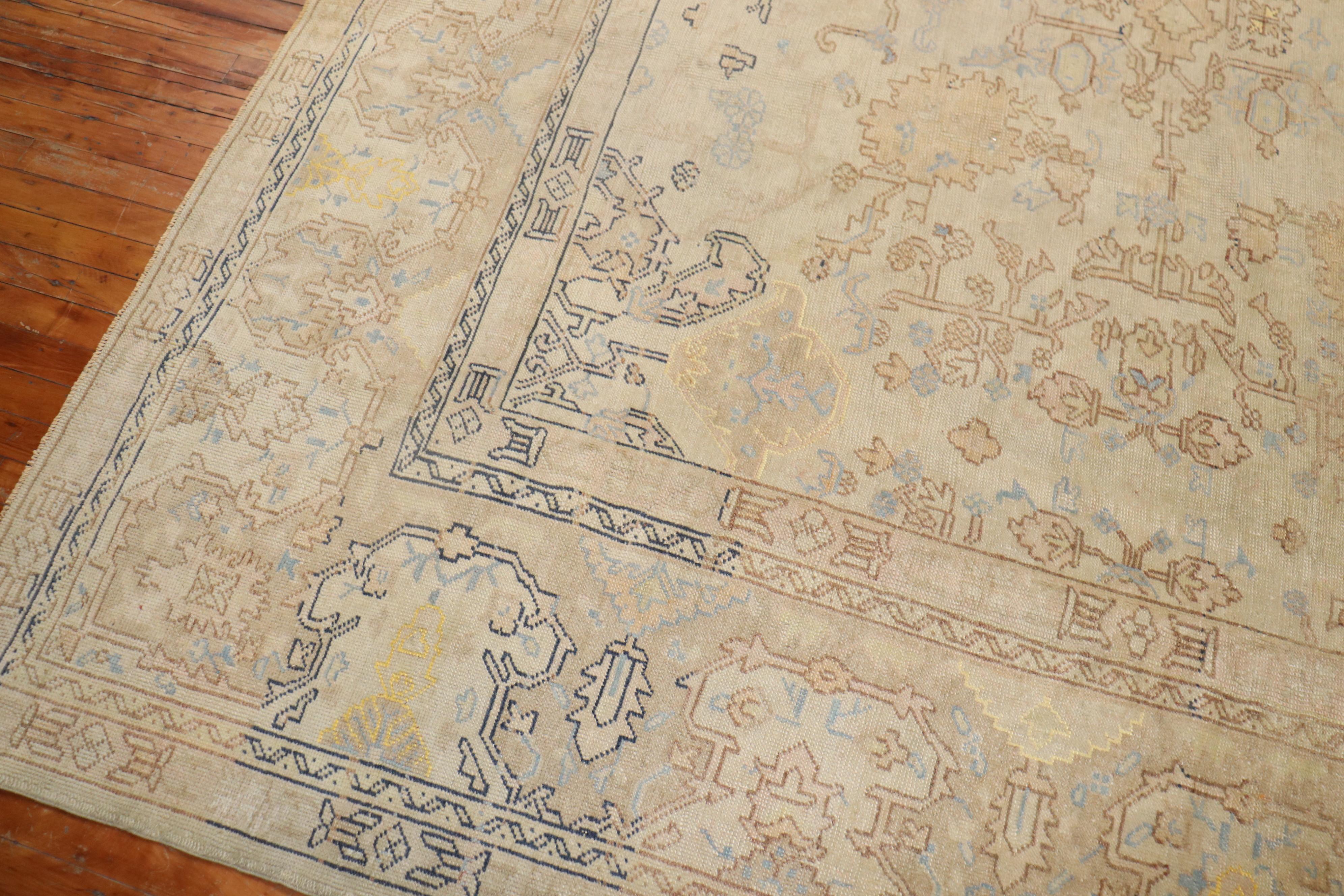 Zabihi Collection Frühes 20. Jahrhundert Türkisch Anatolisch Neutral Großer Quadratischer Teppich (Handgeknüpft) im Angebot