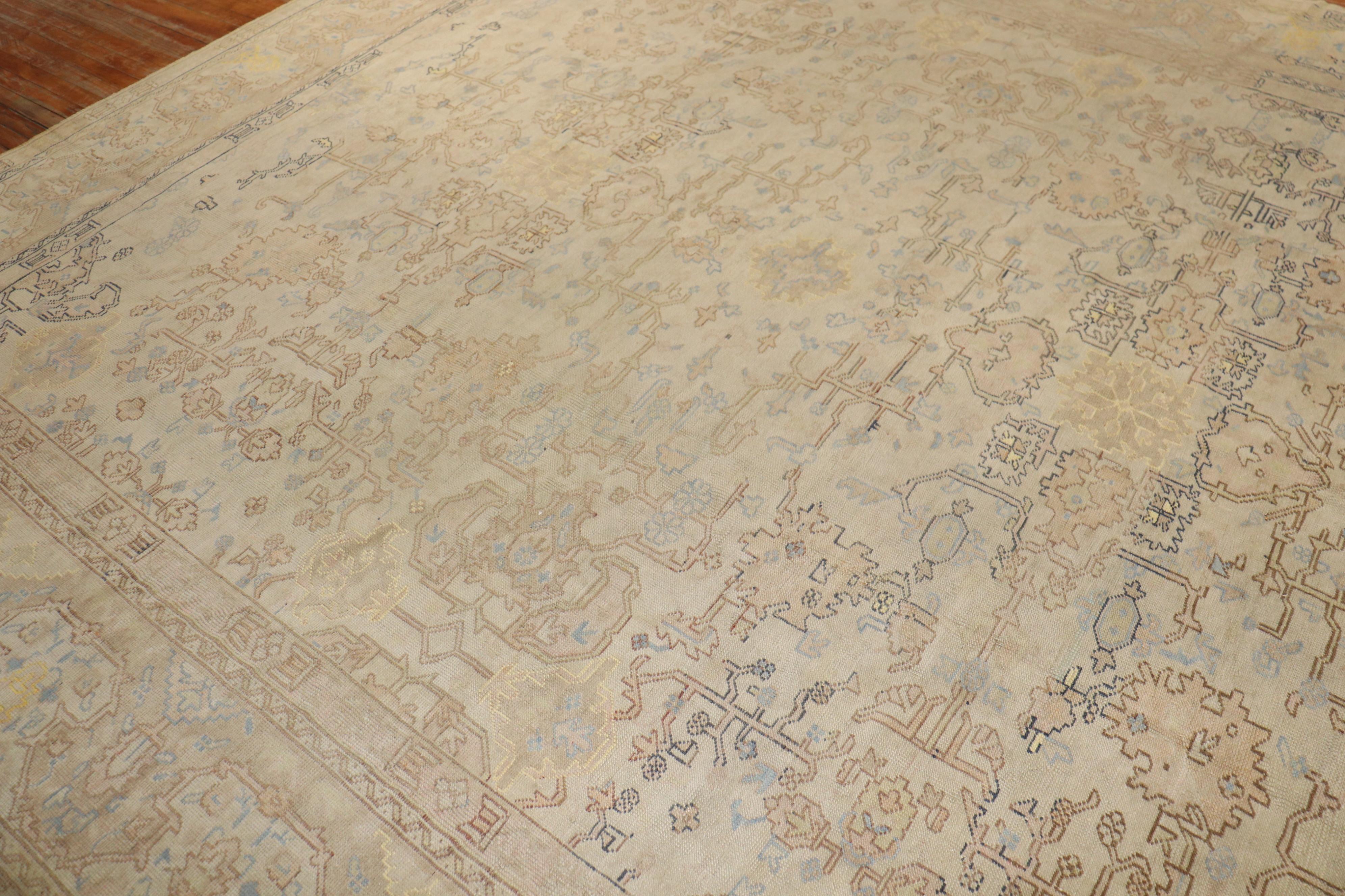 Zabihi Collection Frühes 20. Jahrhundert Türkisch Anatolisch Neutral Großer Quadratischer Teppich im Zustand „Gut“ im Angebot in New York, NY