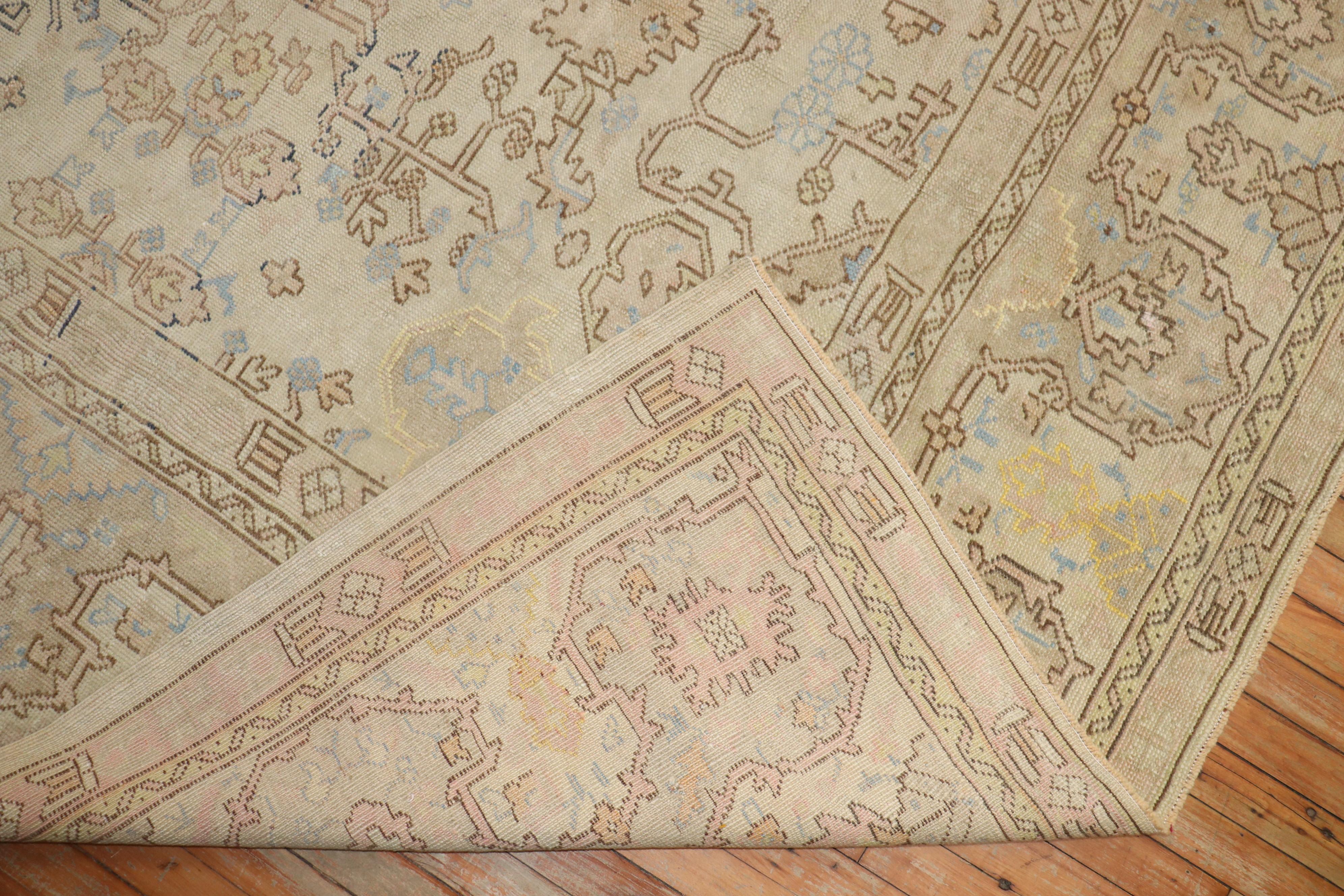 Zabihi Collection Frühes 20. Jahrhundert Türkisch Anatolisch Neutral Großer Quadratischer Teppich (Wolle) im Angebot