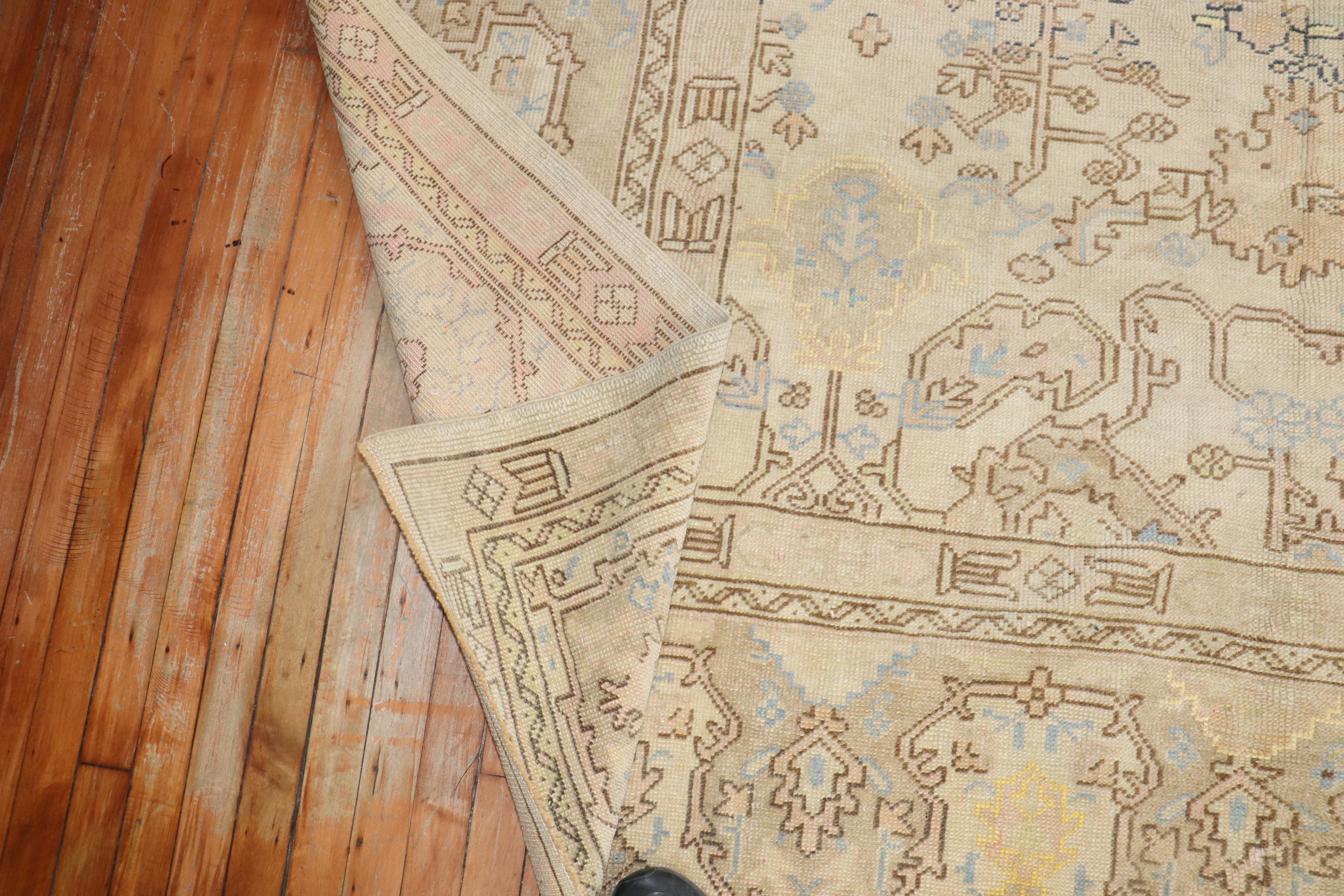 Zabihi Collection Frühes 20. Jahrhundert Türkisch Anatolisch Neutral Großer Quadratischer Teppich im Angebot 1