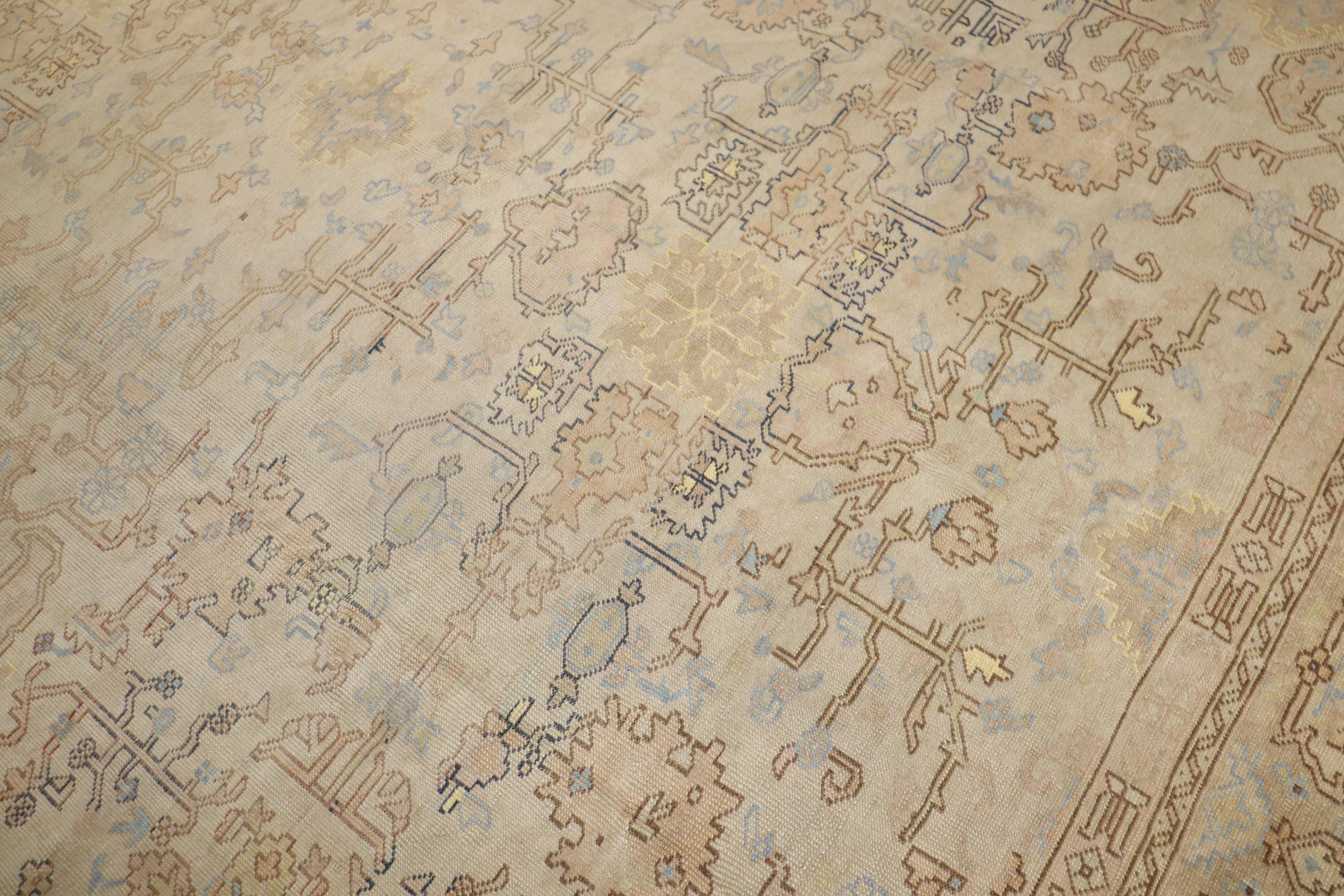 Zabihi Collection Frühes 20. Jahrhundert Türkisch Anatolisch Neutral Großer Quadratischer Teppich im Angebot 2