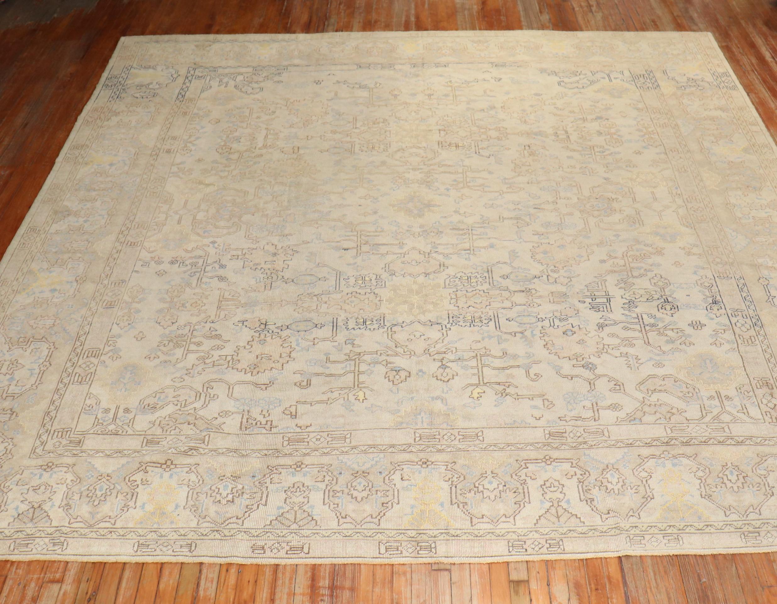 Zabihi Collection Frühes 20. Jahrhundert Türkisch Anatolisch Neutral Großer Quadratischer Teppich im Angebot 3