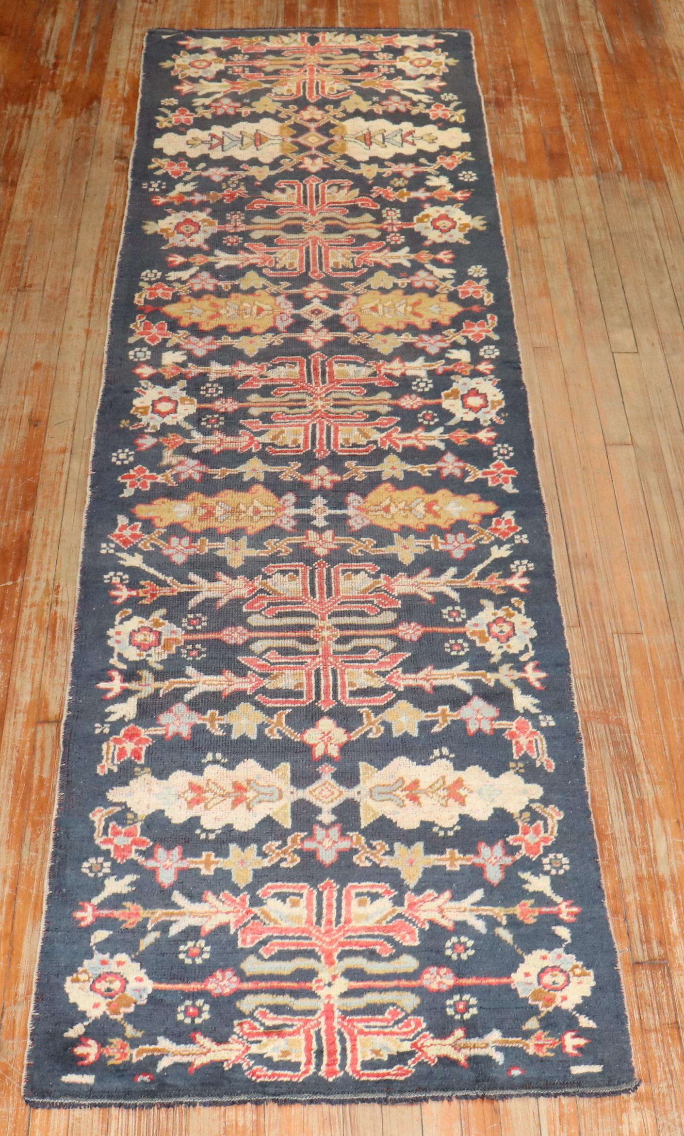 XX secolo Runner Oushak turco dei primi del Novecento della Collezione Zabihi in vendita