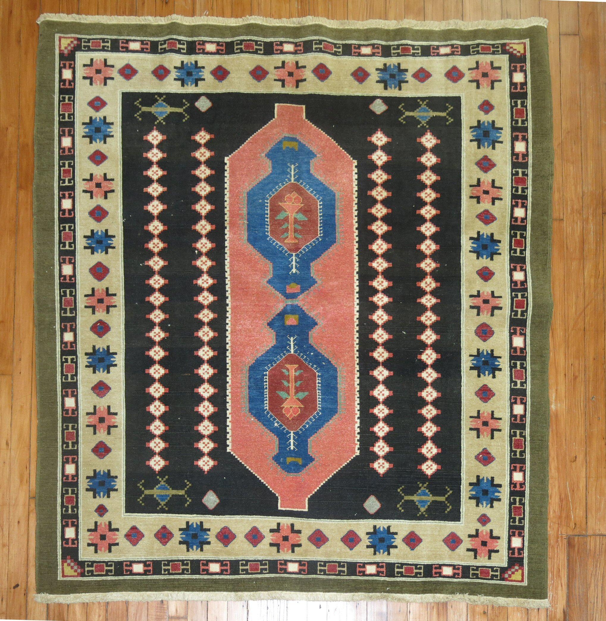 Tissé à la main Zabihi Collection Eclectic Square Vintage Turkish Rug (tapis turc vintage carré éclectique) en vente