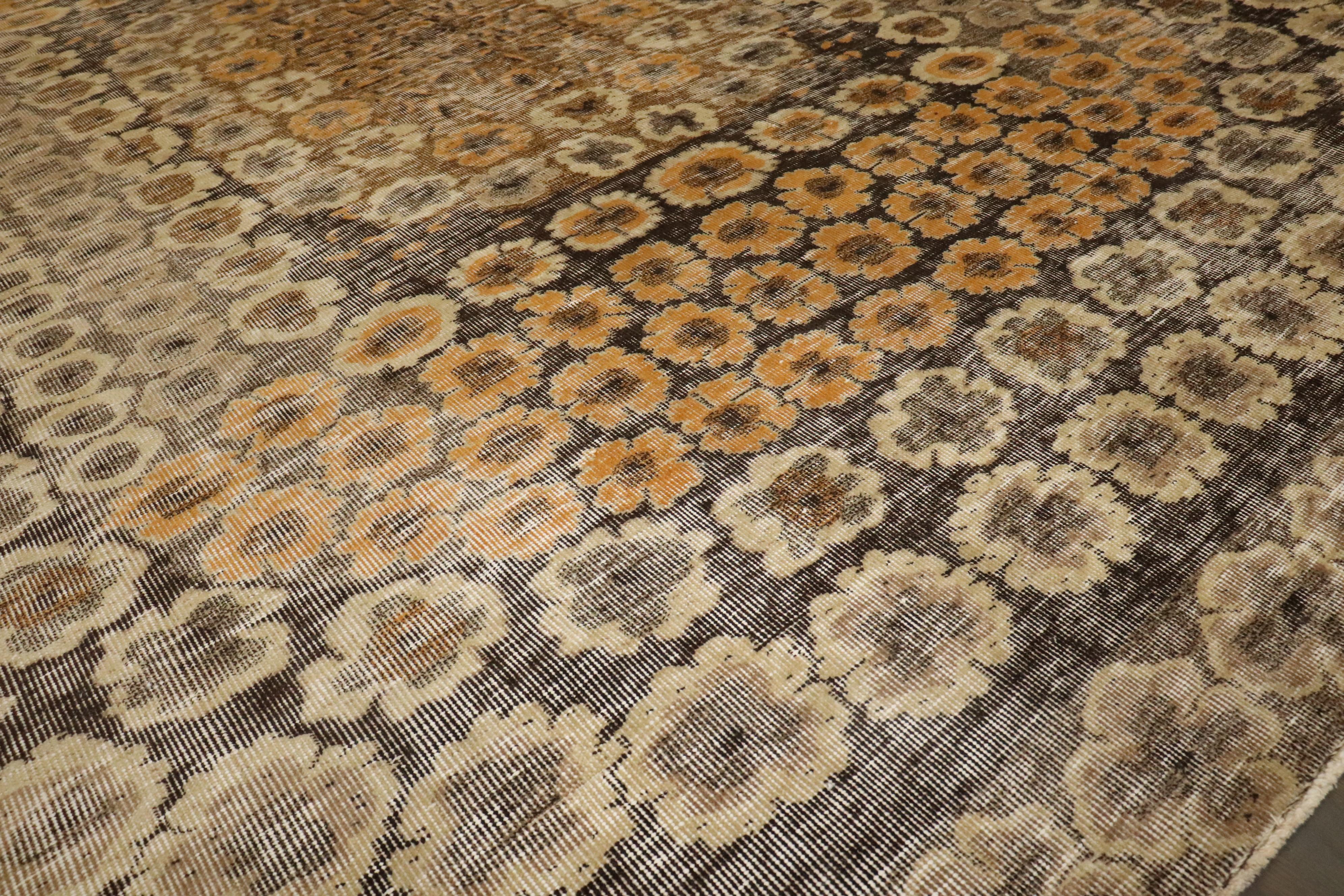 una Alfombra Deco Turca de mediados del siglo XX en marrones y melocotón

Detalles
alfombra no.	j4585
talla	6' 8