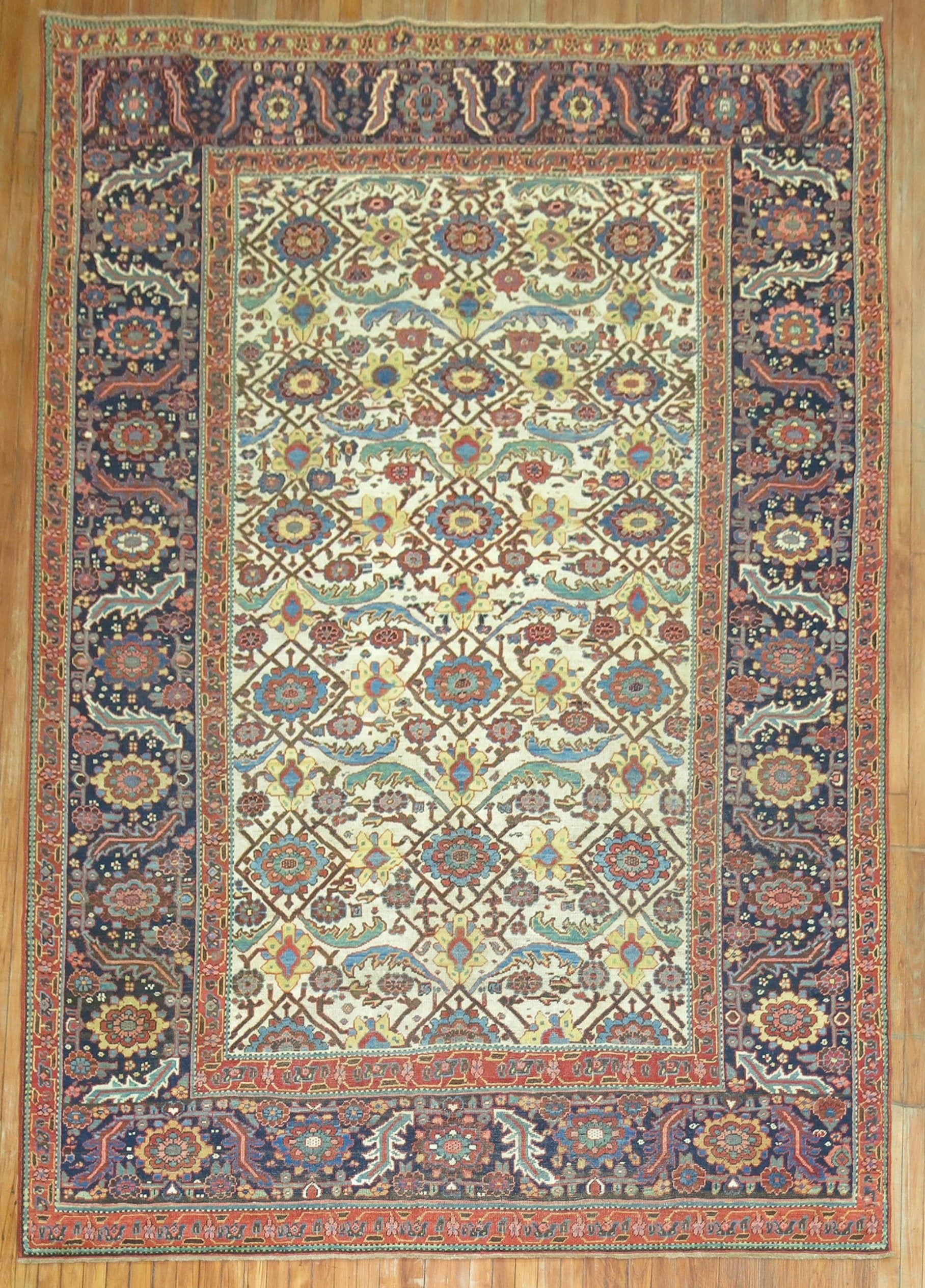Très beau tapis de Perse du Nord-Ouest du début du 20e siècle à fond ivoire, de petite taille.

Taille 7' 6