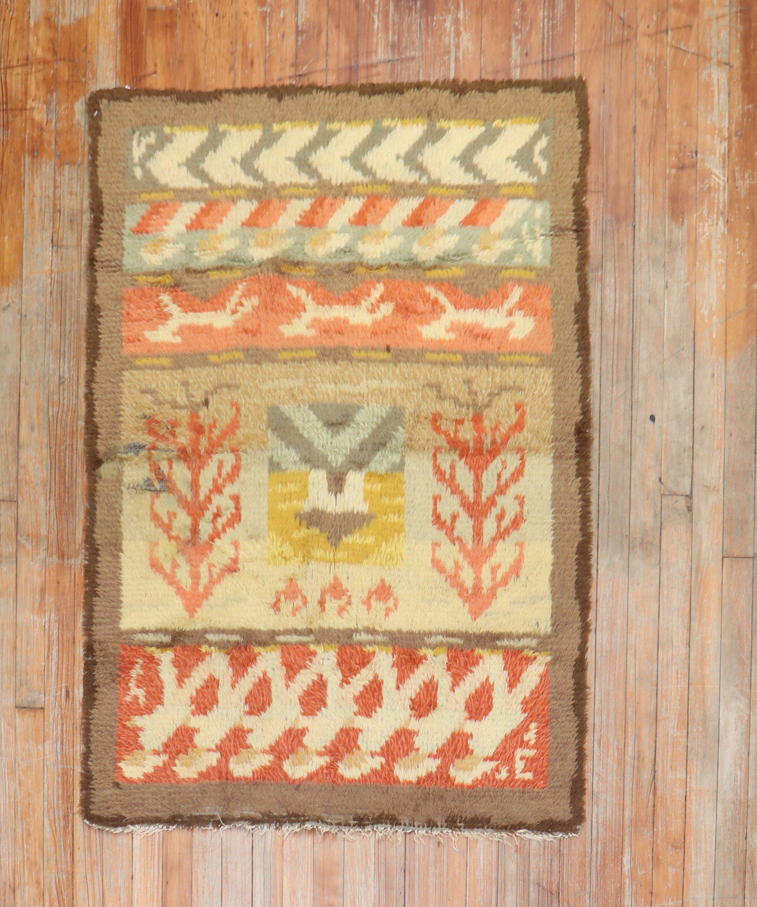 Pequeña alfombra finlandesa de mediados del siglo XX. atribuida a Seitseman veljestaâ , Siete hermanos. Diseñado por Anna Jarnefeldt

Detalles
alfombra no.	31644
talla	3' 1