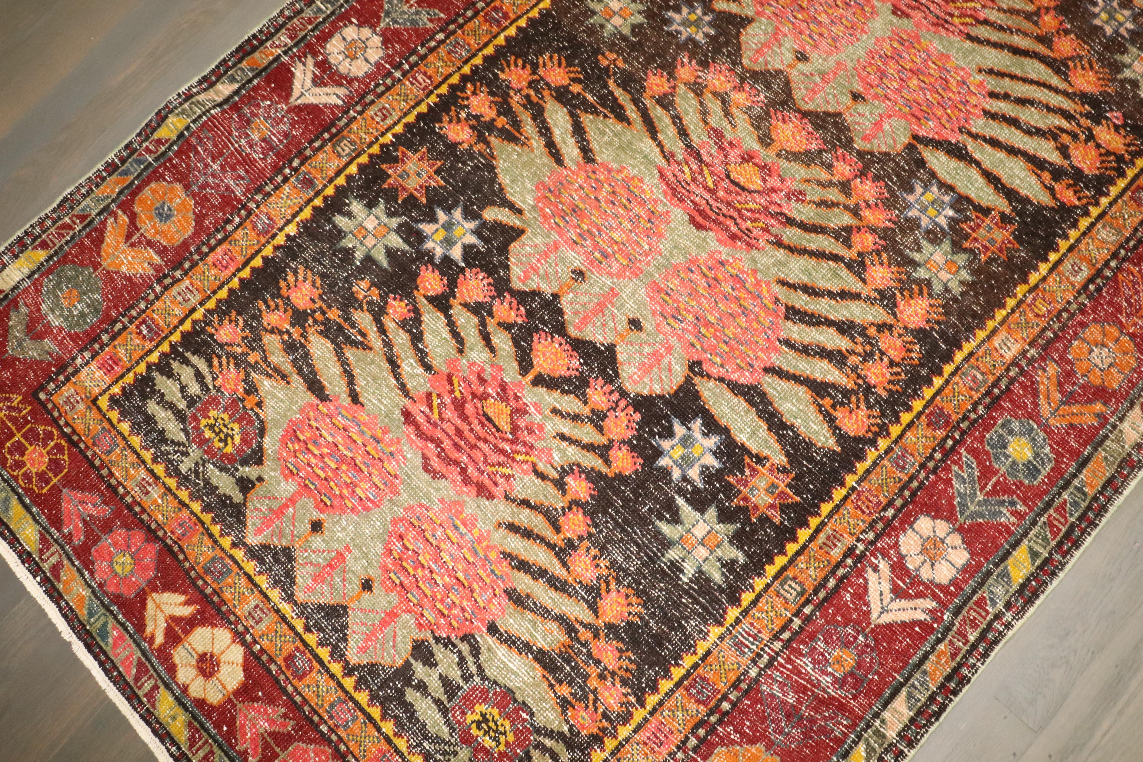un tappeto floreale della metà del XX secolo, formato Karabagh Accent

Dettagli
rug no.	j4302
dimensione	4' 1