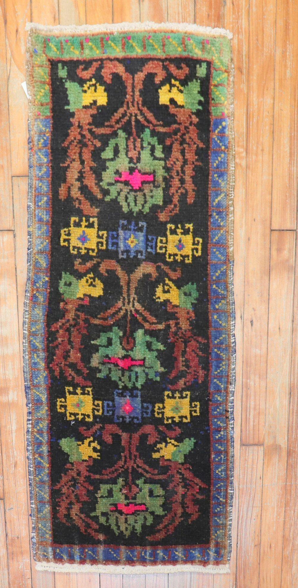 Tapis turc boho chic à fleurs du milieu du 20e siècle.

Mesures : 1'7'' x 3'7''.

 

 
