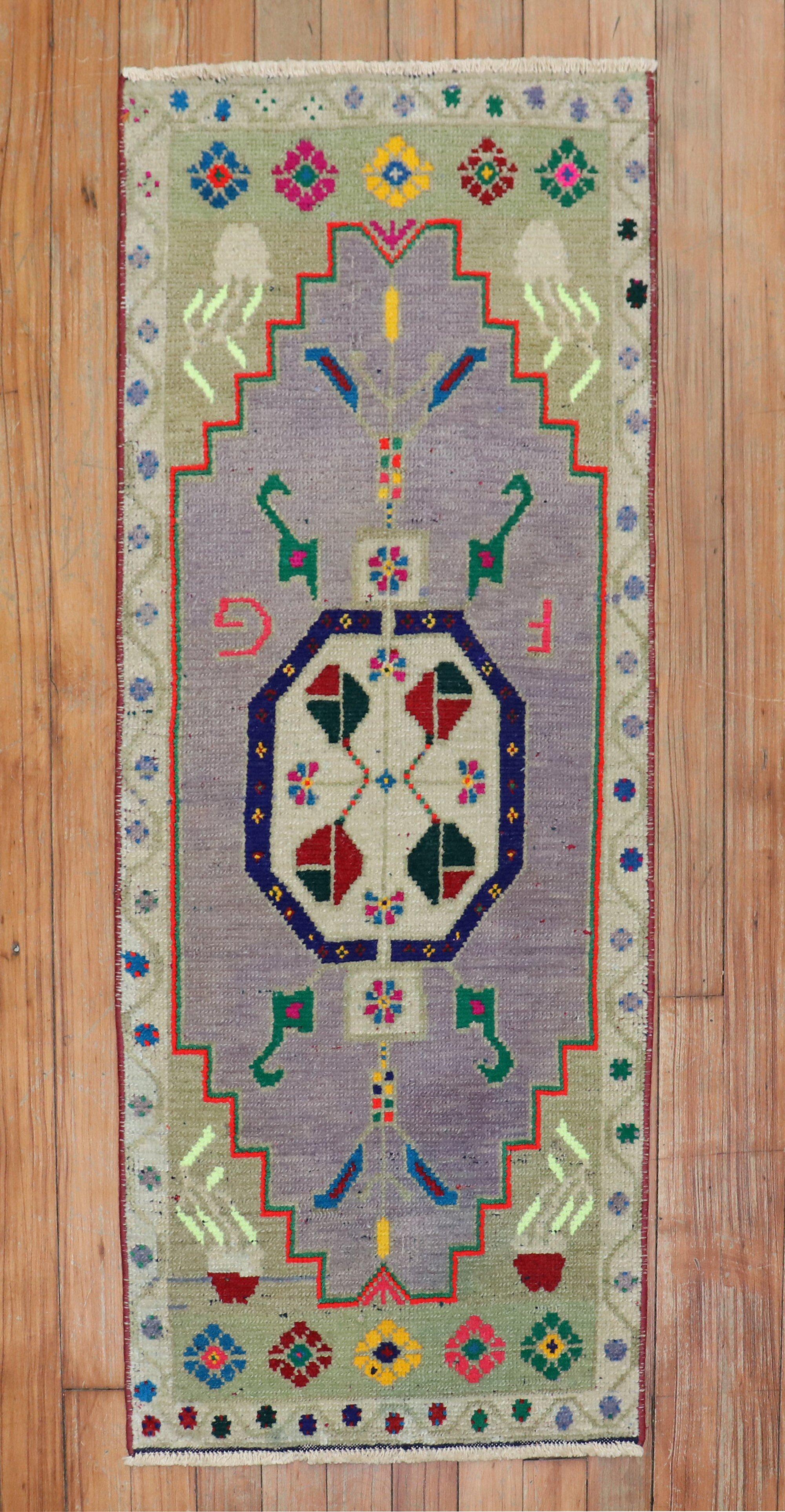 Un tappeto anatolico turco della metà del XX secolo, unico nel suo genere.

Dettagli
rug no.	y1835
dimensione	1' 6