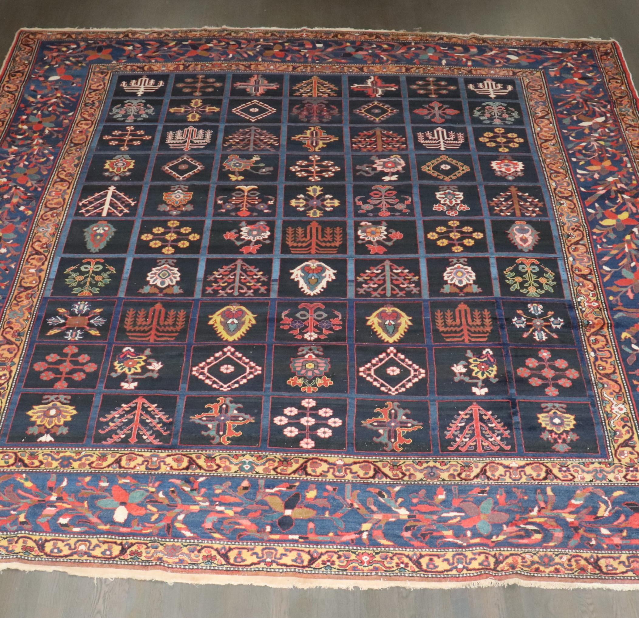 2e quart du 20e siècle Tapis persan Bakhtiari à motif de jardin sur fond marine

Détails
rug no.	j4538
taille	11' 8