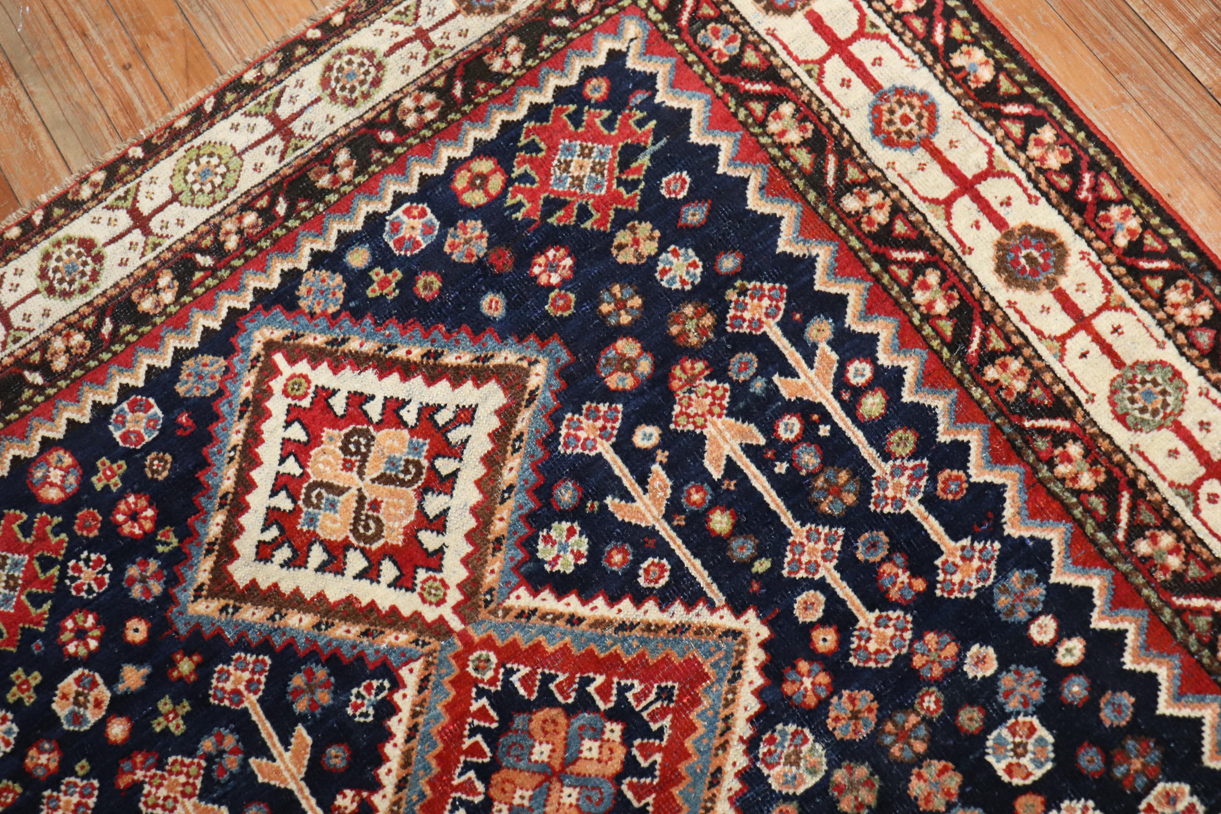 Tappeto Zabihi Collection'S Geometrico Antico Persiano Shiraz In condizioni buone in vendita a New York, NY