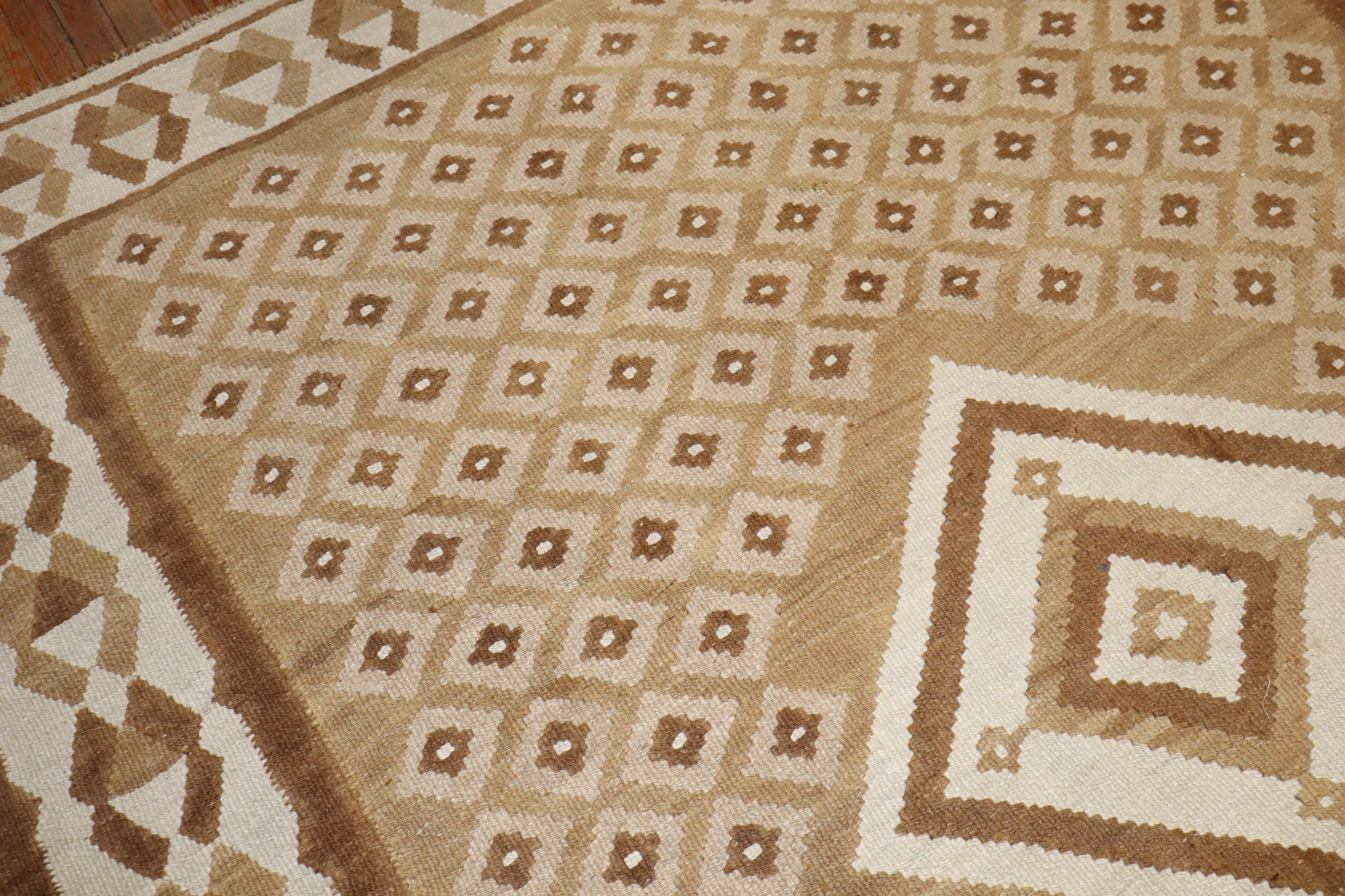 Colección Zabihi Kilim Turco Vintage Geométrico Marrón Blanco en Bueno estado para la venta en New York, NY