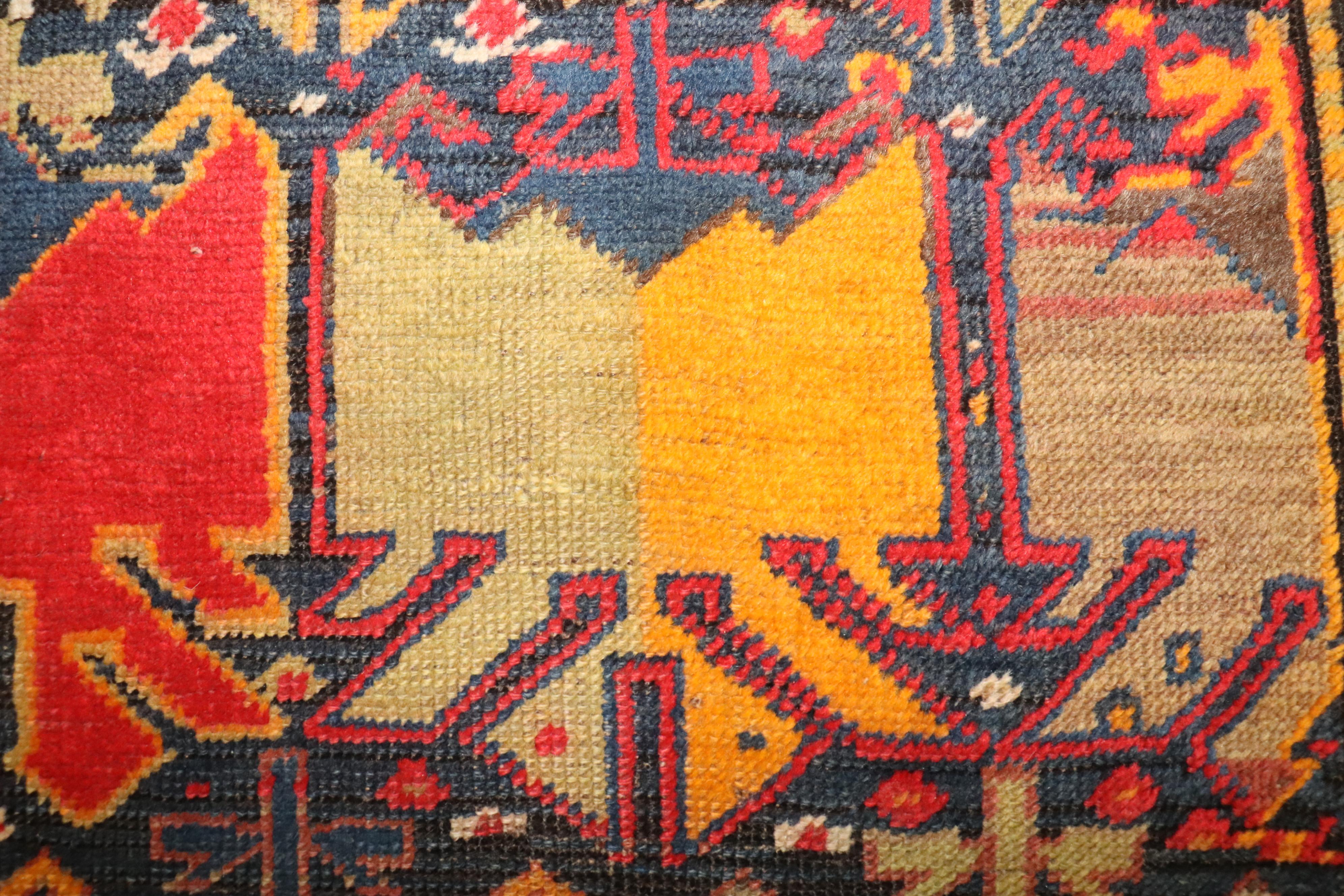 un runner geometrico di Karabagh colorato e divertente dell'inizio del XX secolo

Misure: 2'9'' x 7'6''.