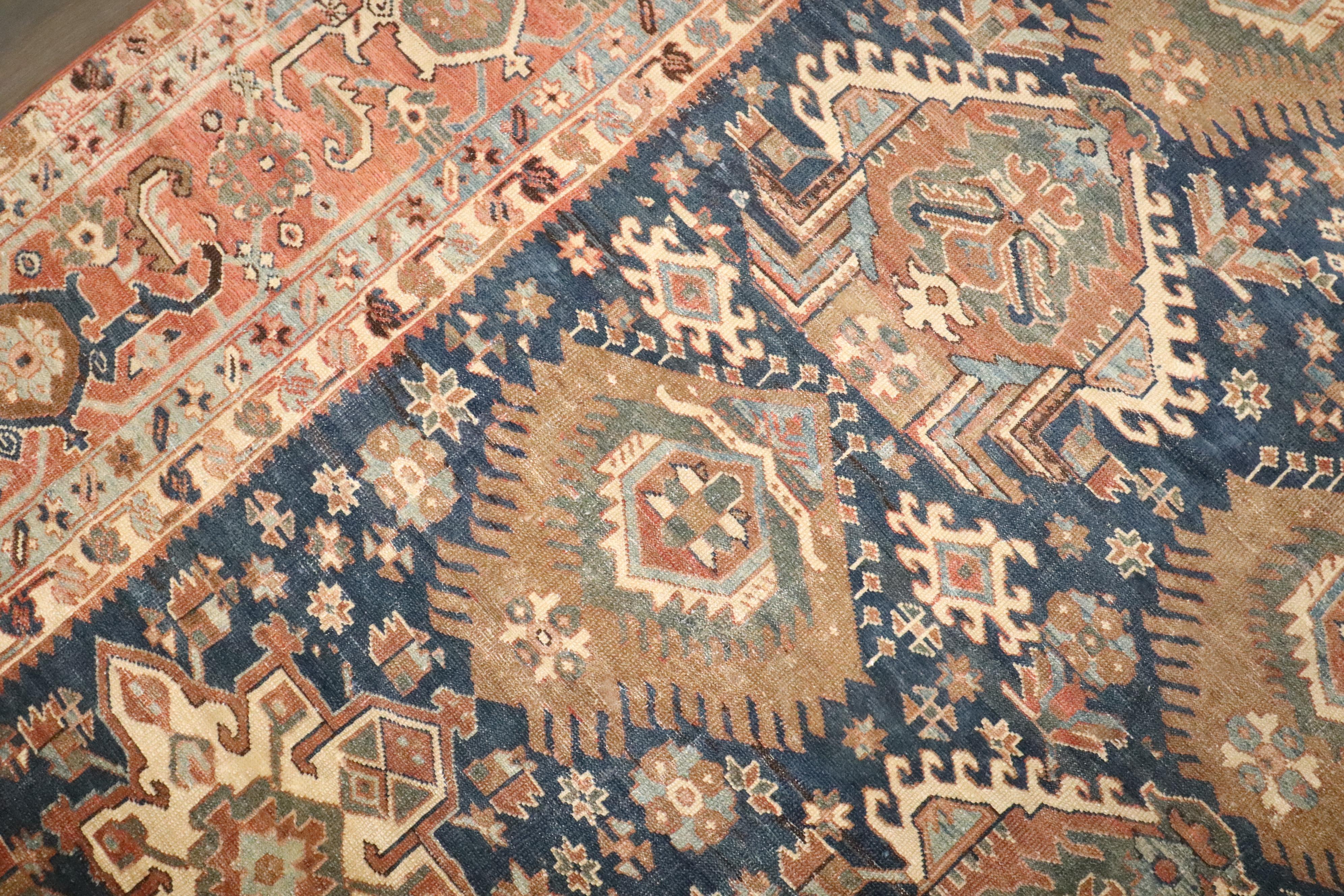 Zabihi Collection Geometric Oversize Persian Antique Heriz Rug im Angebot 2